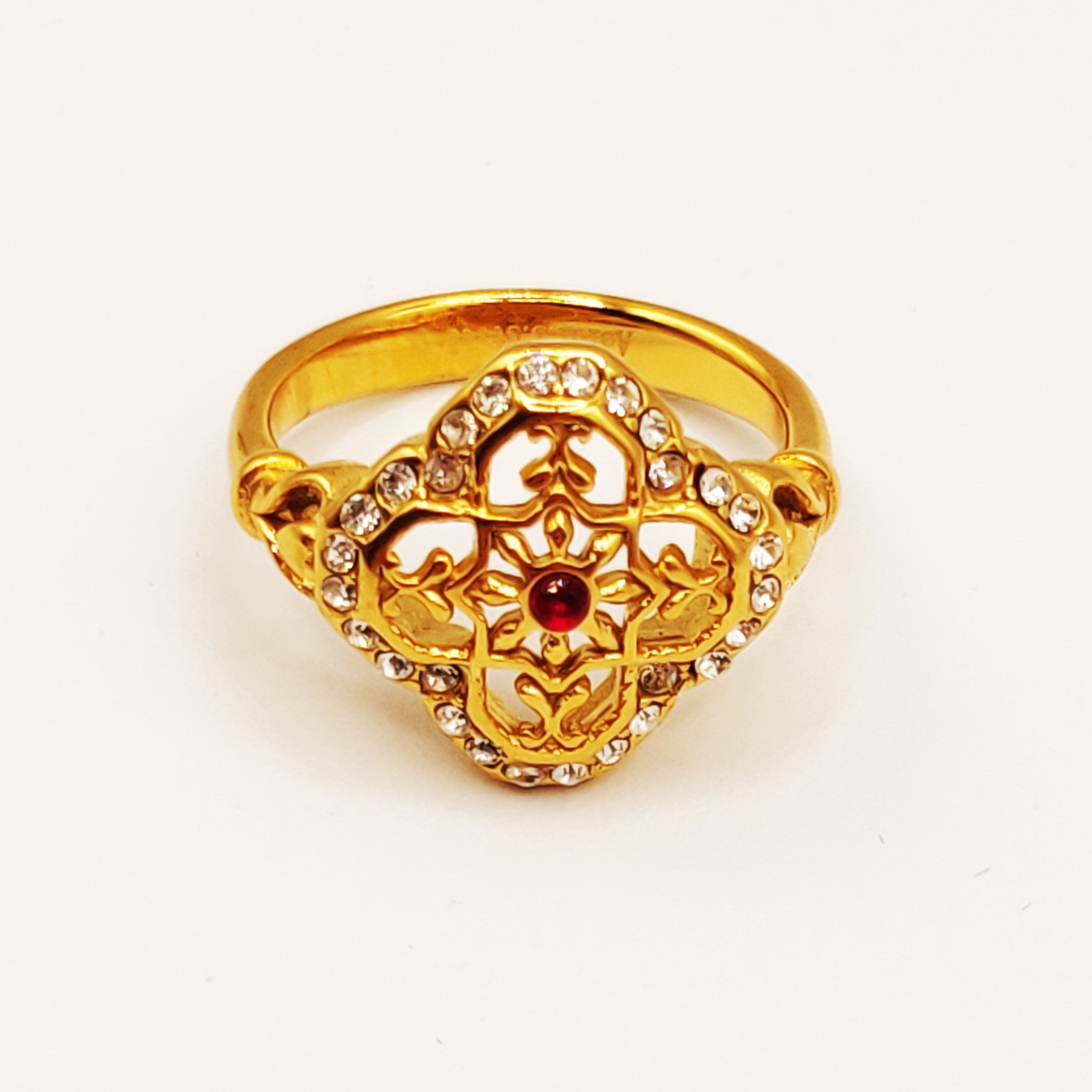 Bague Grand Trèfle Motifs orientaux Cristaux Rouges Luxe