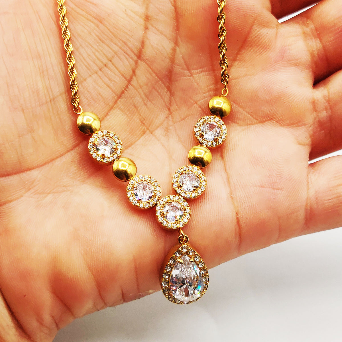 Collier Ronds Cristaux et Dorés Pendentif Goutte Cristal Luxe