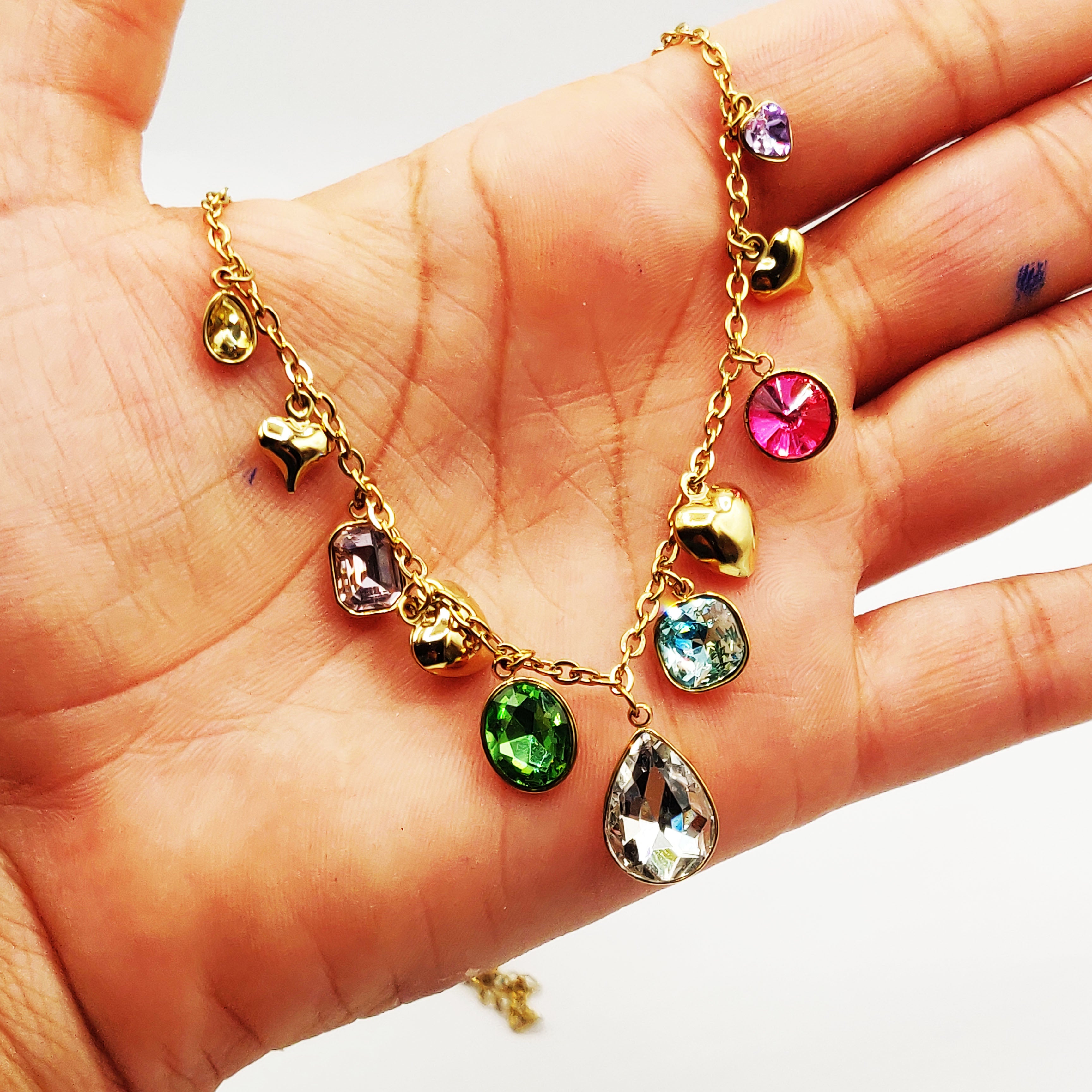 Collier Cristaux Multicolores et Coeurs Bombés Luxe