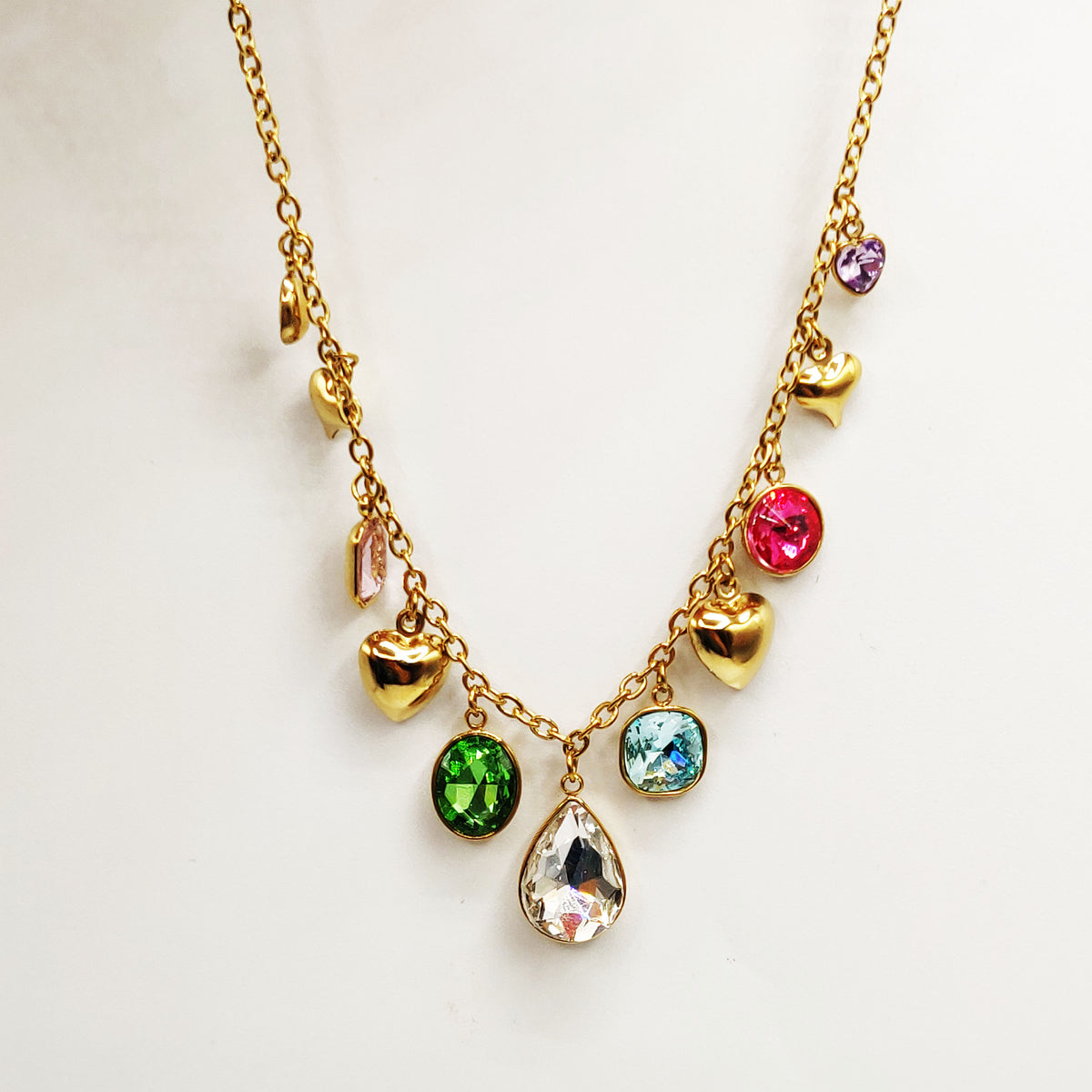 Collier Cristaux Multicolores et Coeurs Bombés Luxe