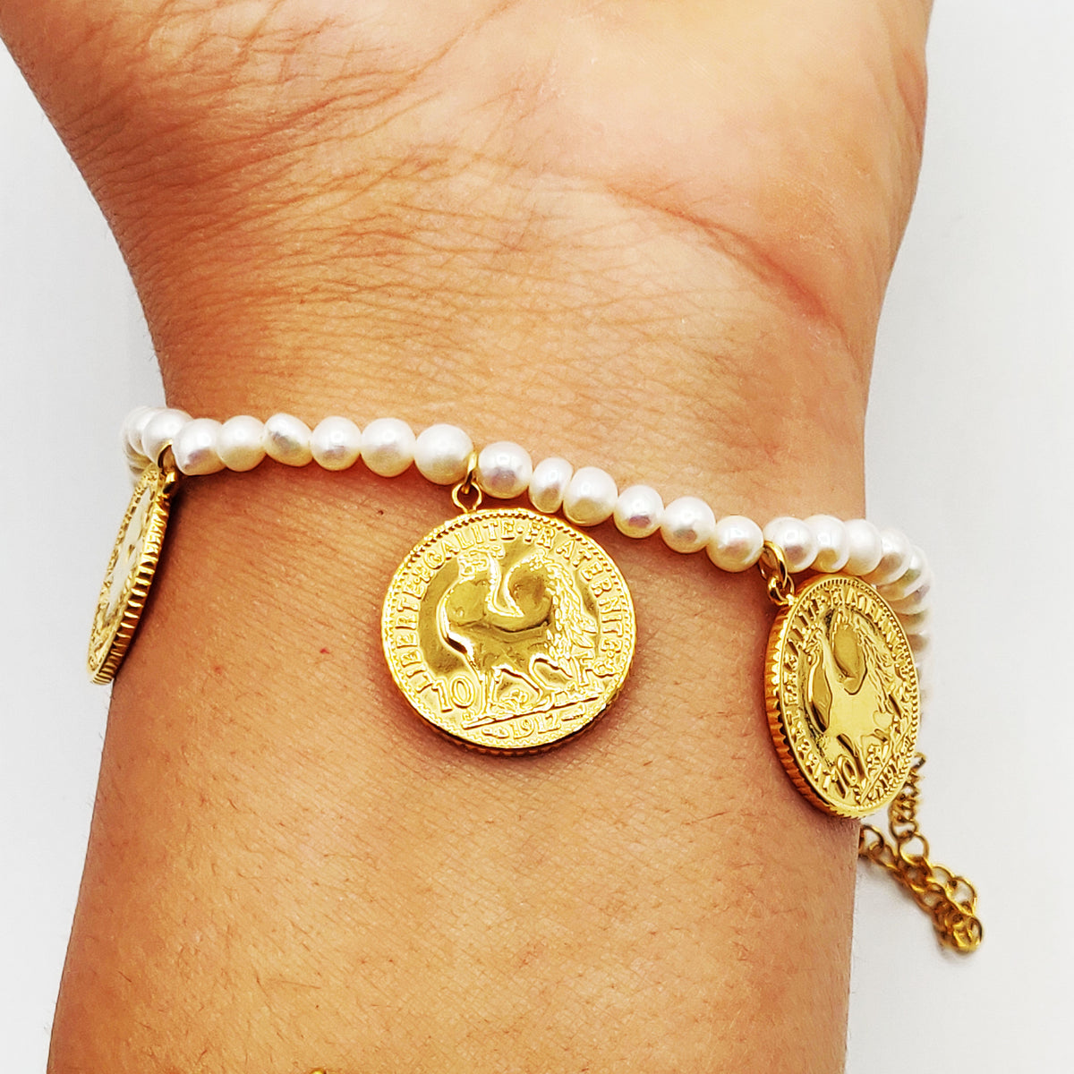 Bracelet Johar Perles d'imitation Blanches Multi Louise Coq / Napoléon Luxe