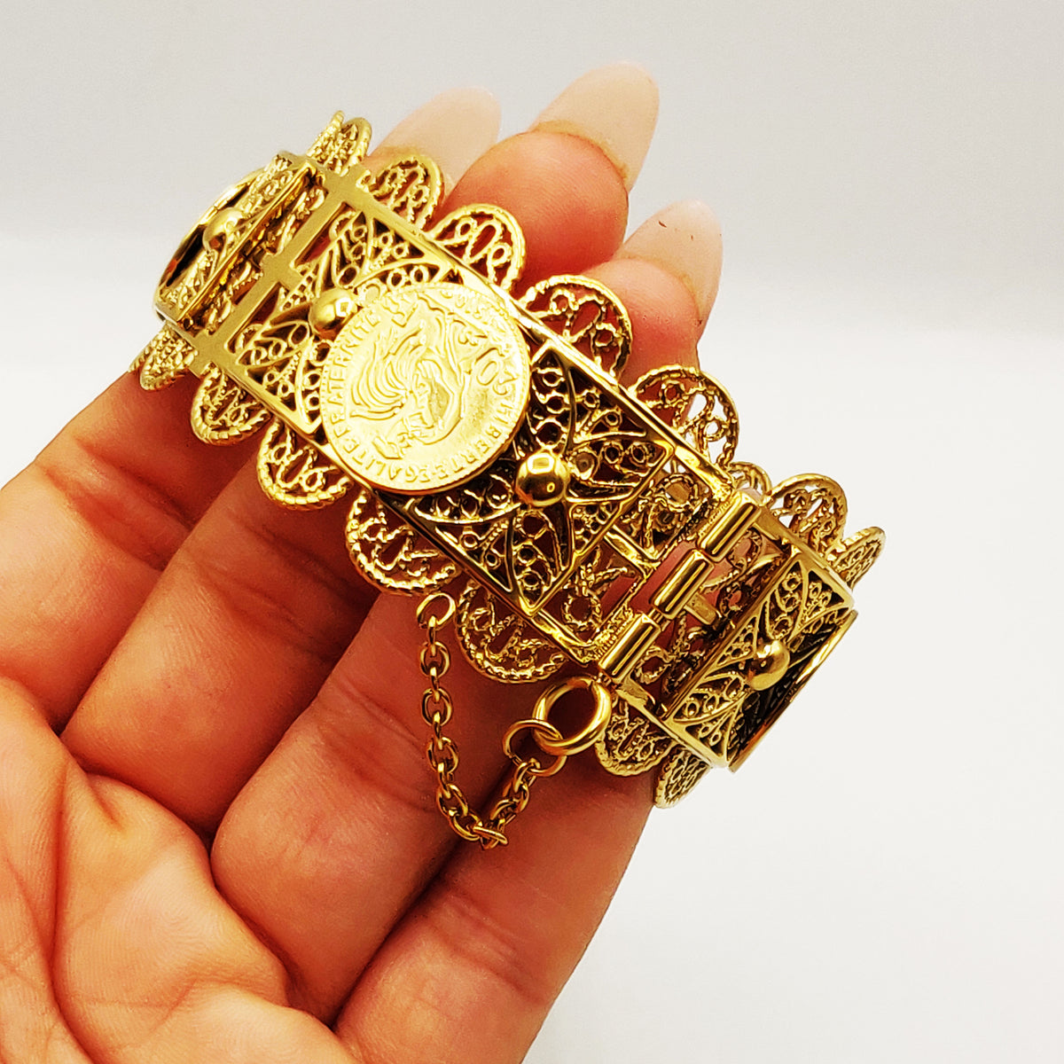 Bracelet Motifs Orientaux Louise Coq Fermoir à Épingle Luxe