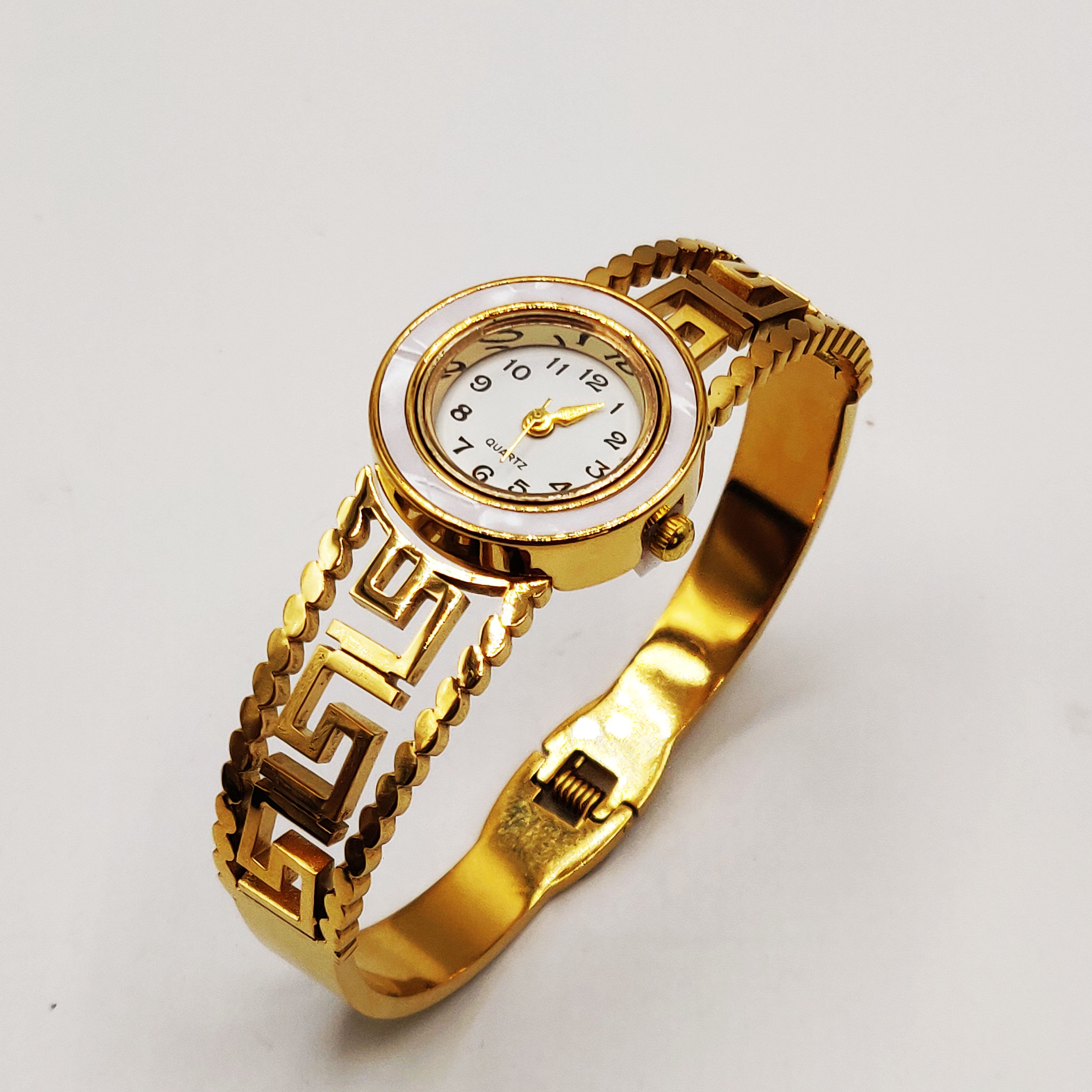 Montre Bracelet Rigide V Luxe Fond Blanc