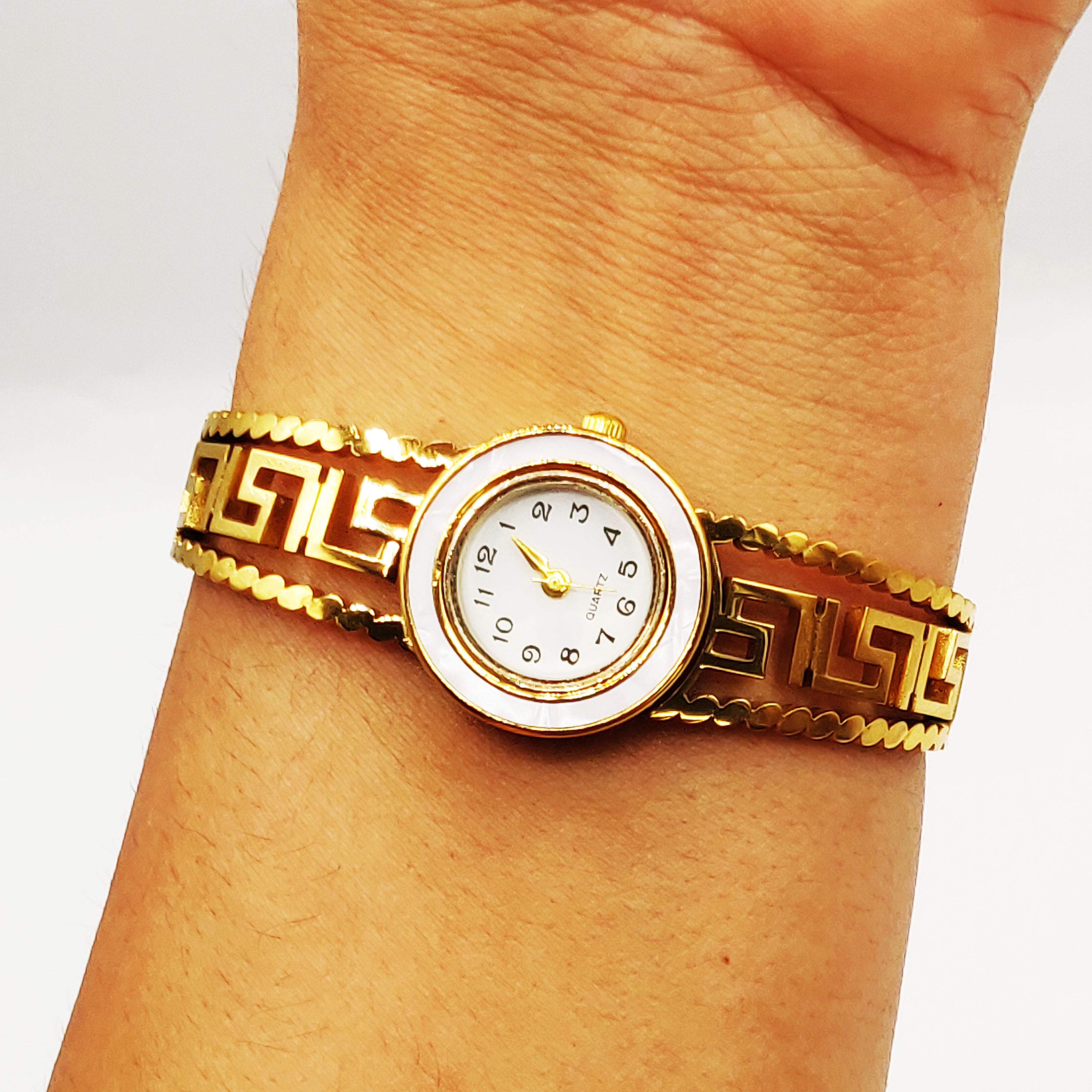 Montre Bracelet Rigide V Luxe Fond Blanc