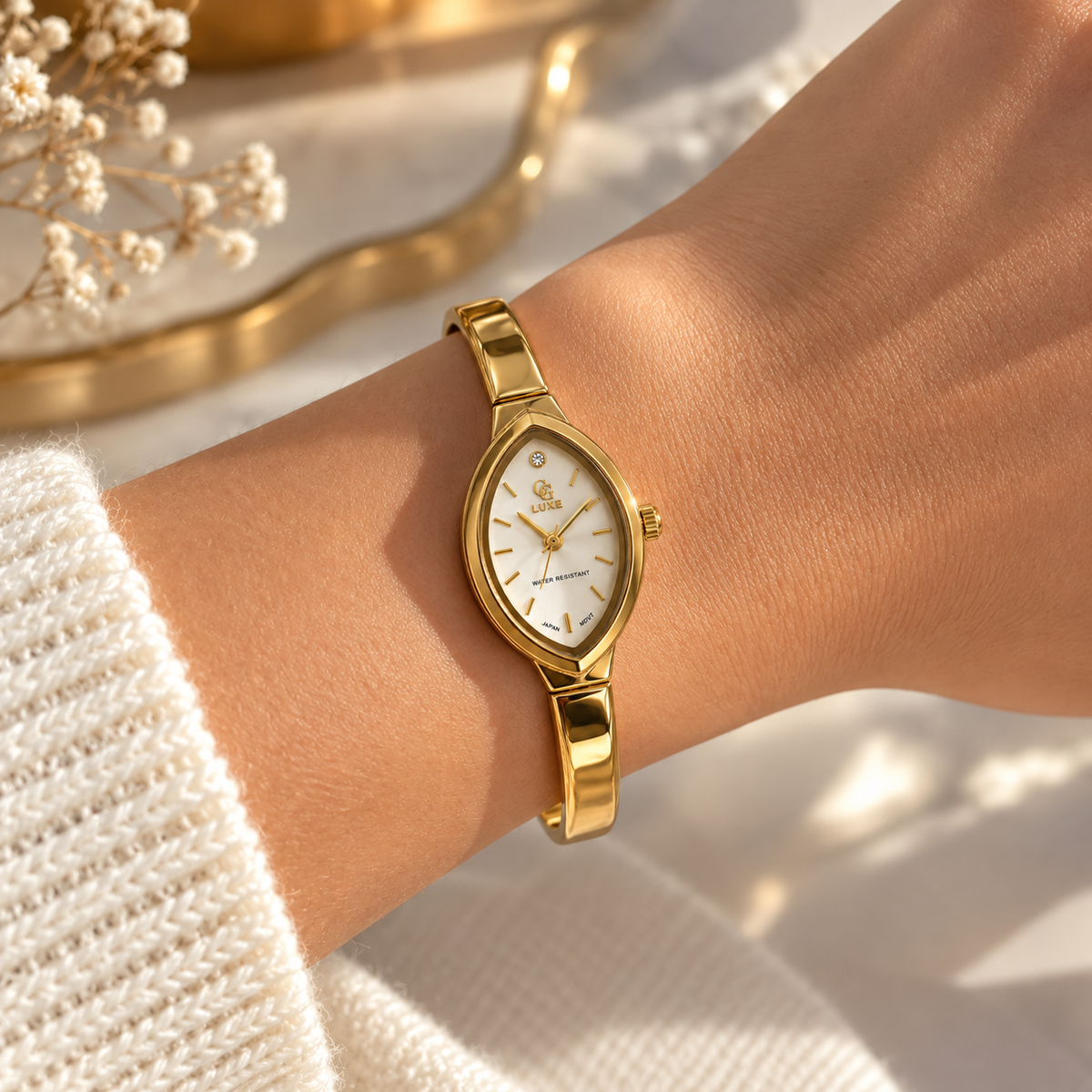 Montre GG Luxe Cadran Ovale Bracelet Doré Fond Blanc