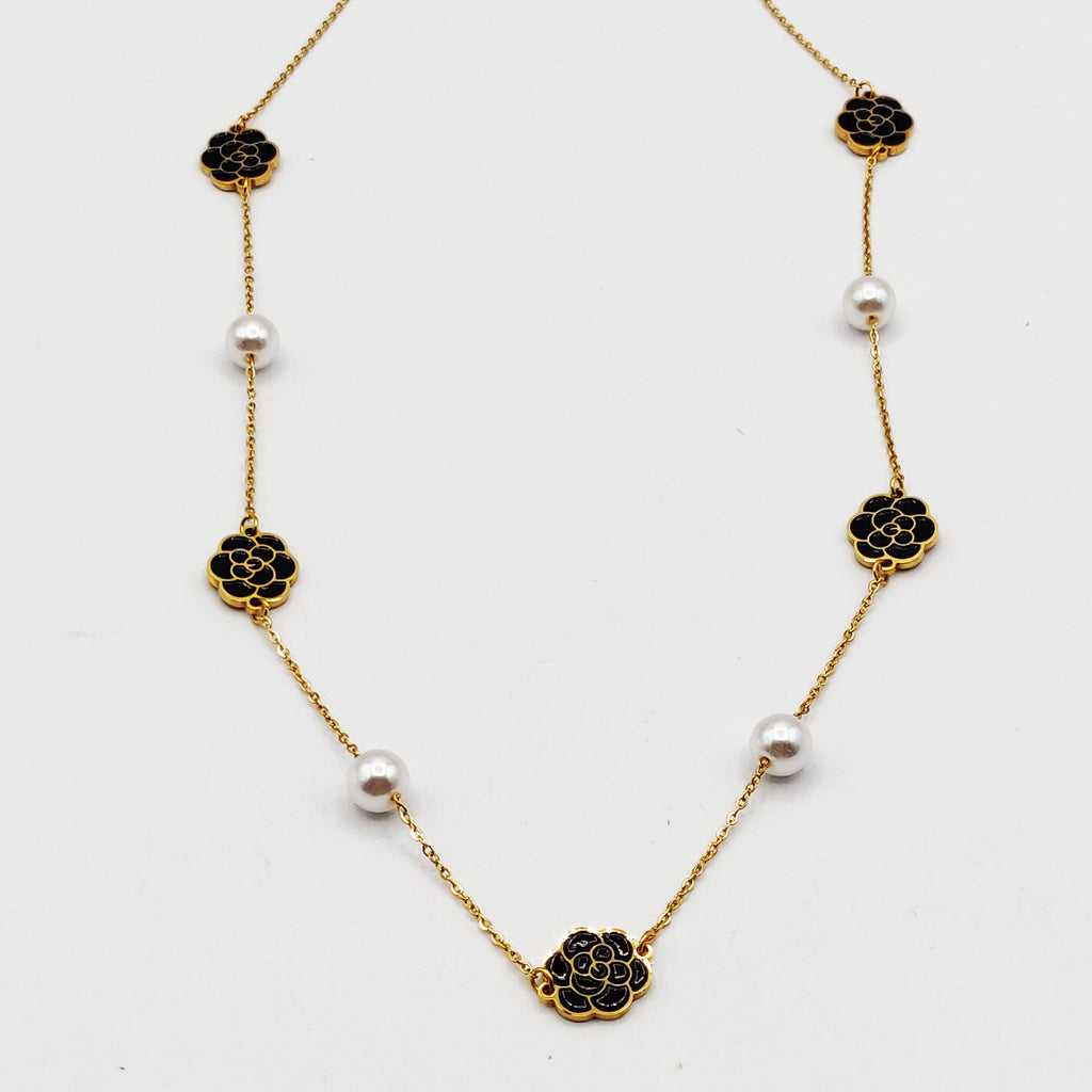 Collier Multi Fleurs Noires et Perles d'imitation