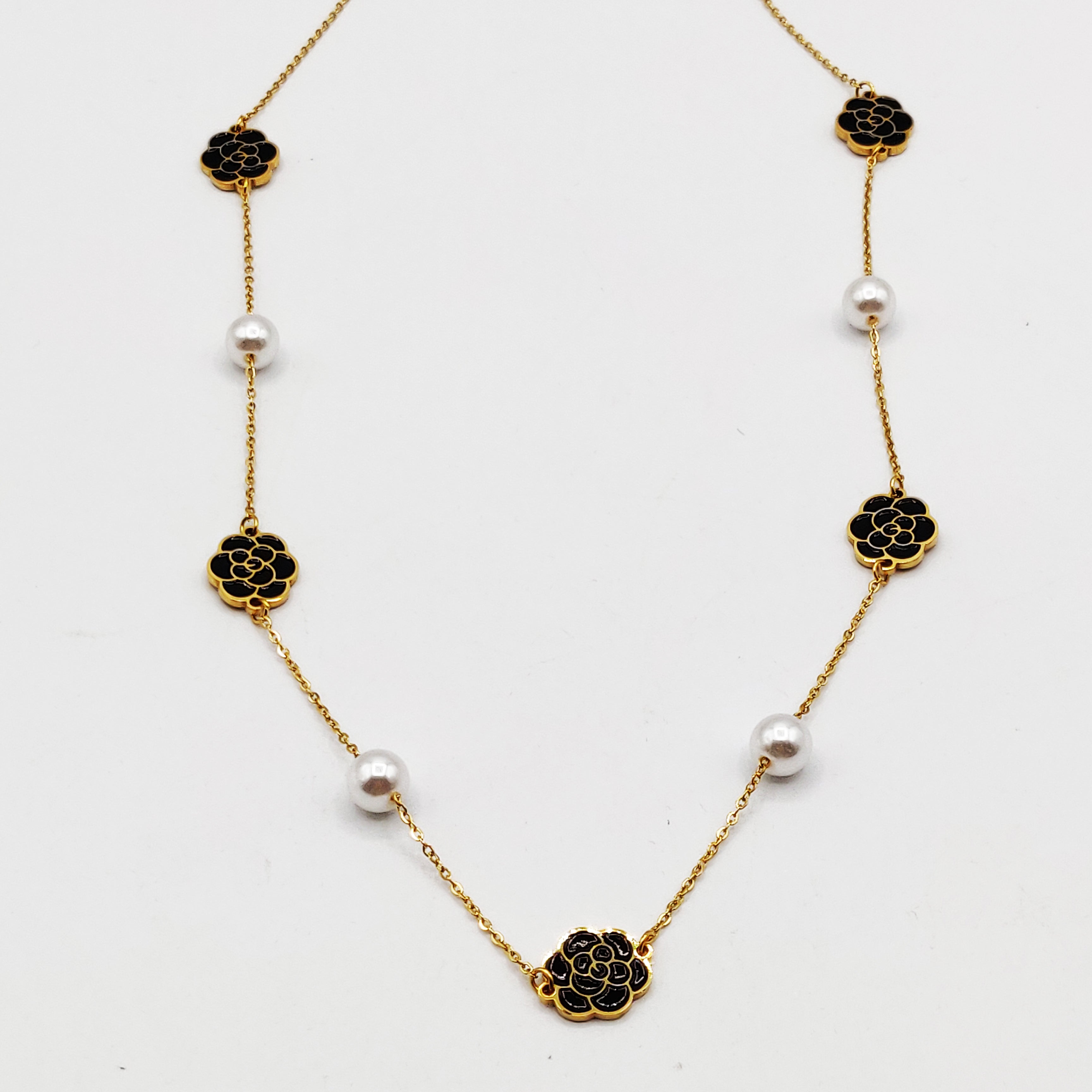 Collier Multi Fleurs Noires et Perles d'imitation