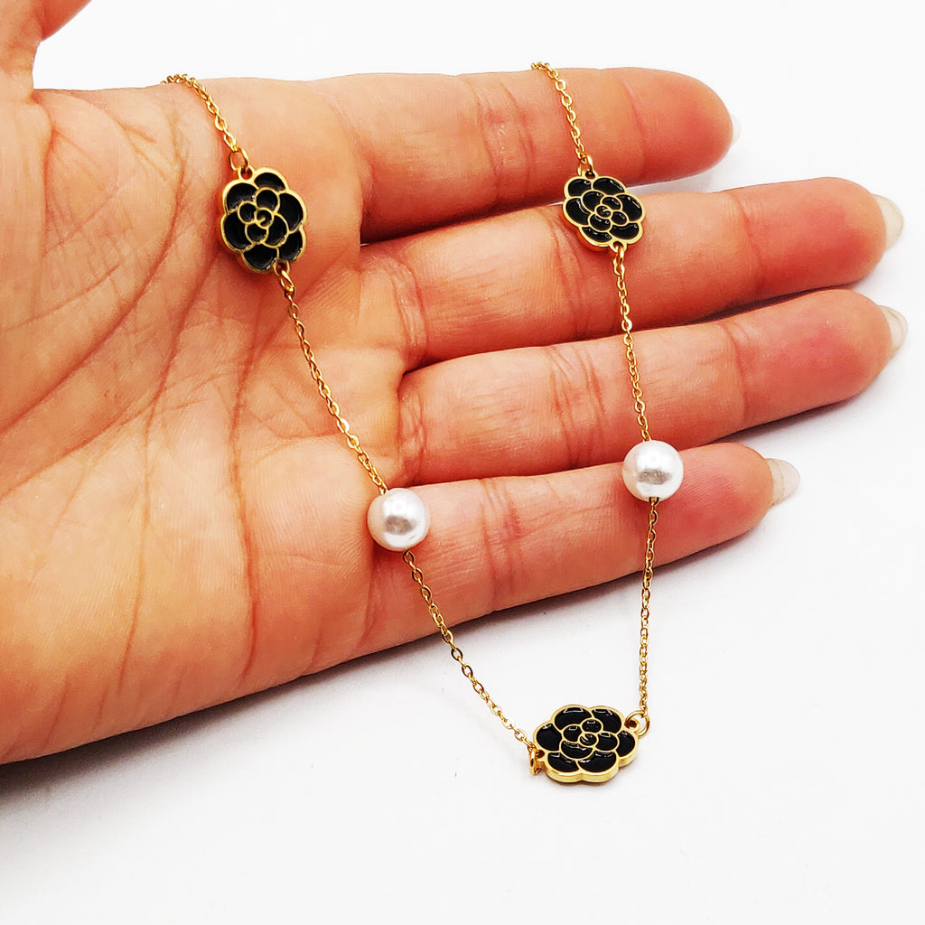 Collier Multi Fleurs Noires et Perles d'imitation