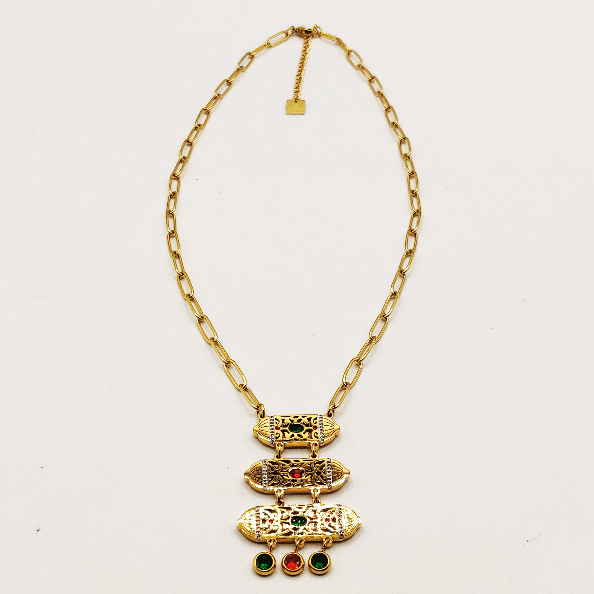 Collier Chaîne Triple Motifs Orientaux Cristaux Verts et Rouges Luxe