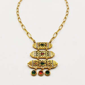 Collier Chaîne Triple Motifs Orientaux Cristaux Verts et Rouges Luxe