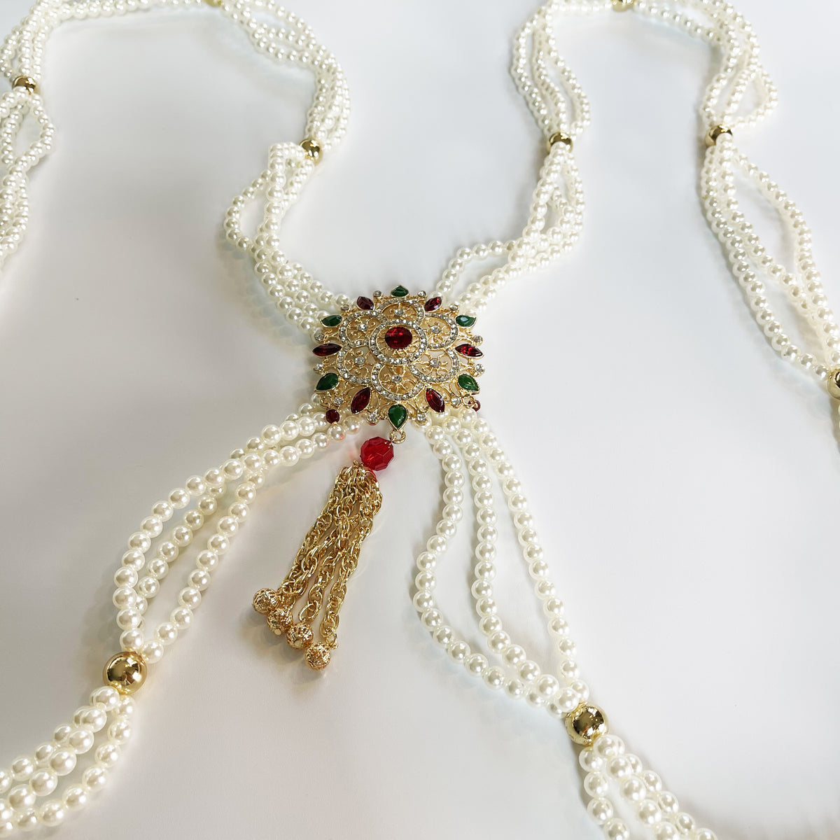 Bijou de Dos Perles Fleur Pierres Vertes et Rouges