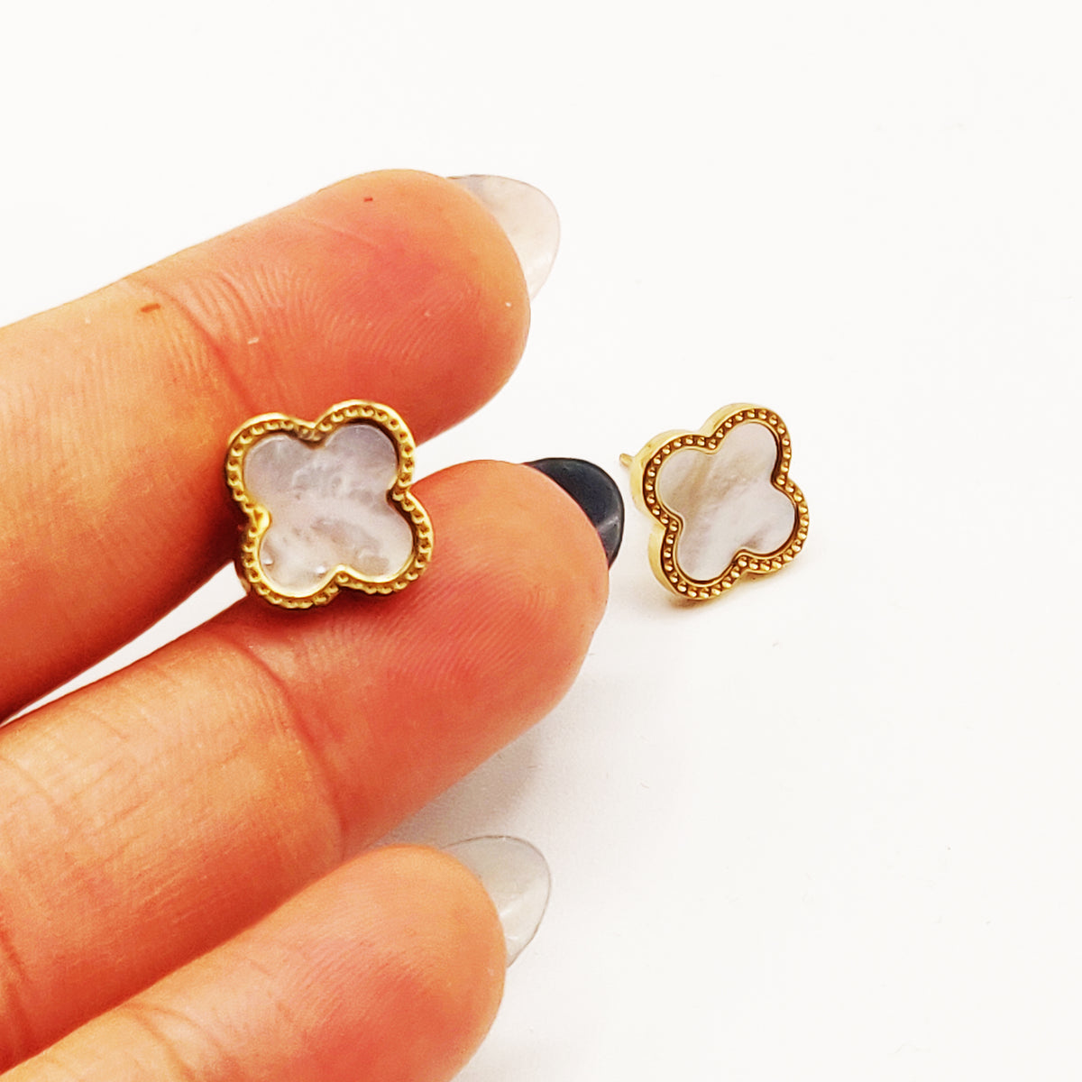 Boucles d'oreilles Trèfles Blancs Nacrés