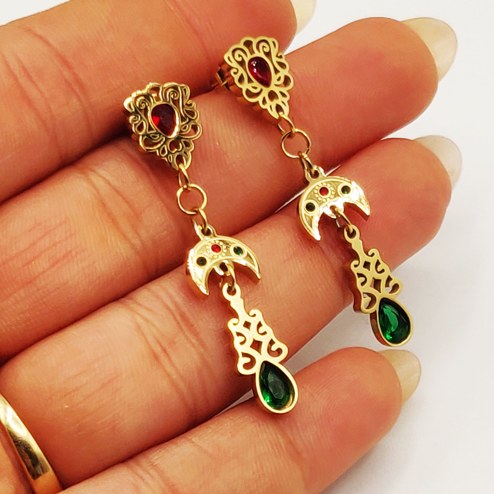 Boucles d'oreilles Tresse Pendentif Ovale Oriental Cristaux Verts et Rouges Luxe