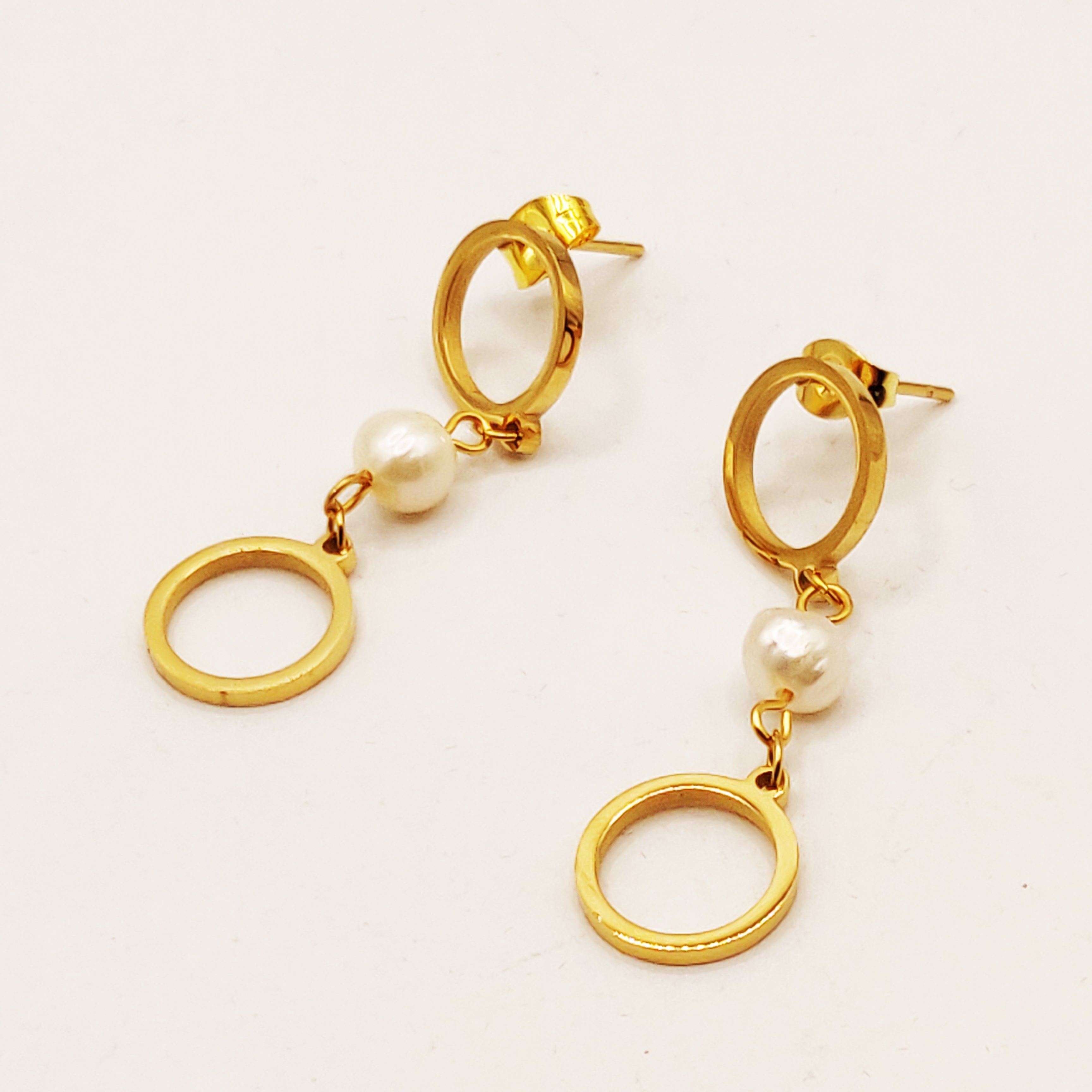 Boucles d'oreilles Triple Cercles et Perles d'imitation Blanches Luxe