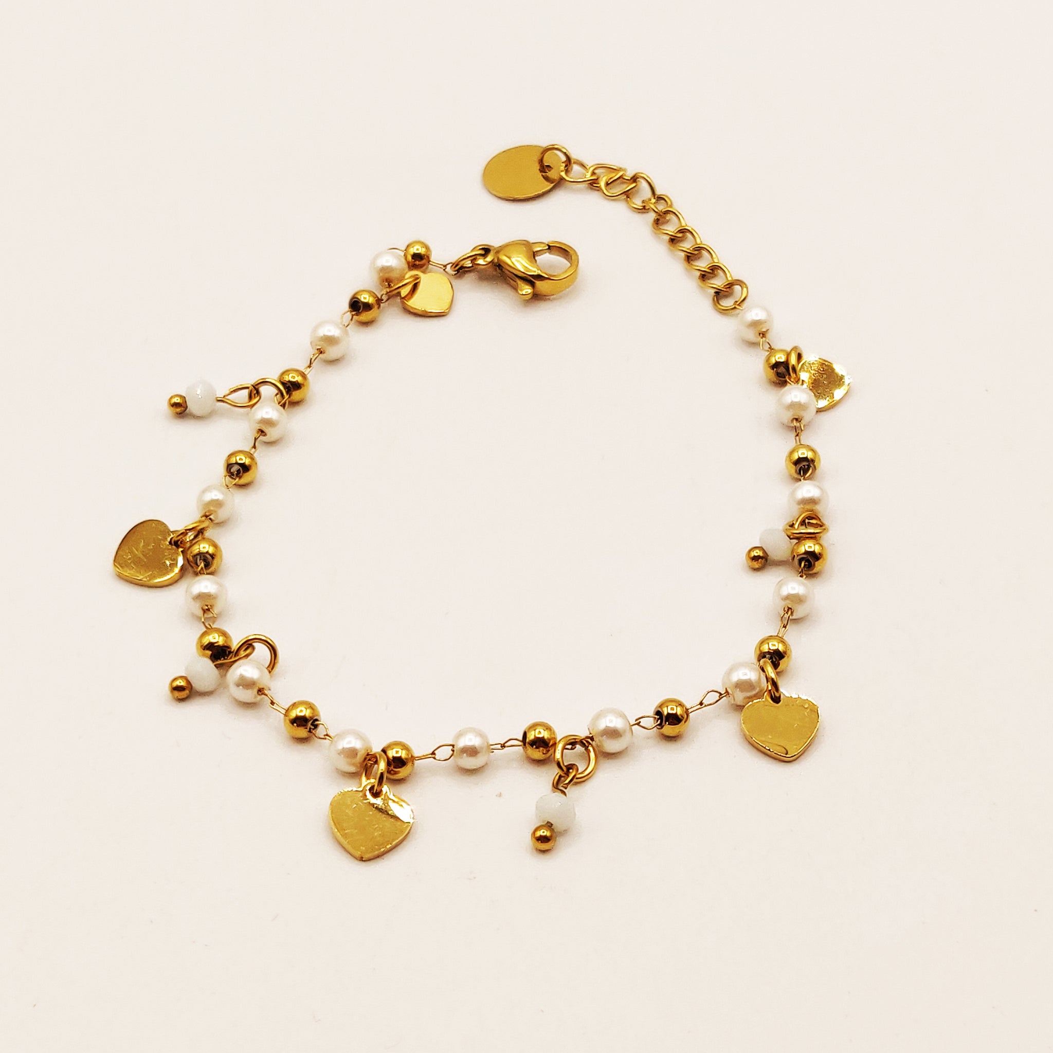 Bracelet Multi Perles Blanches et Dorées et Coeurs