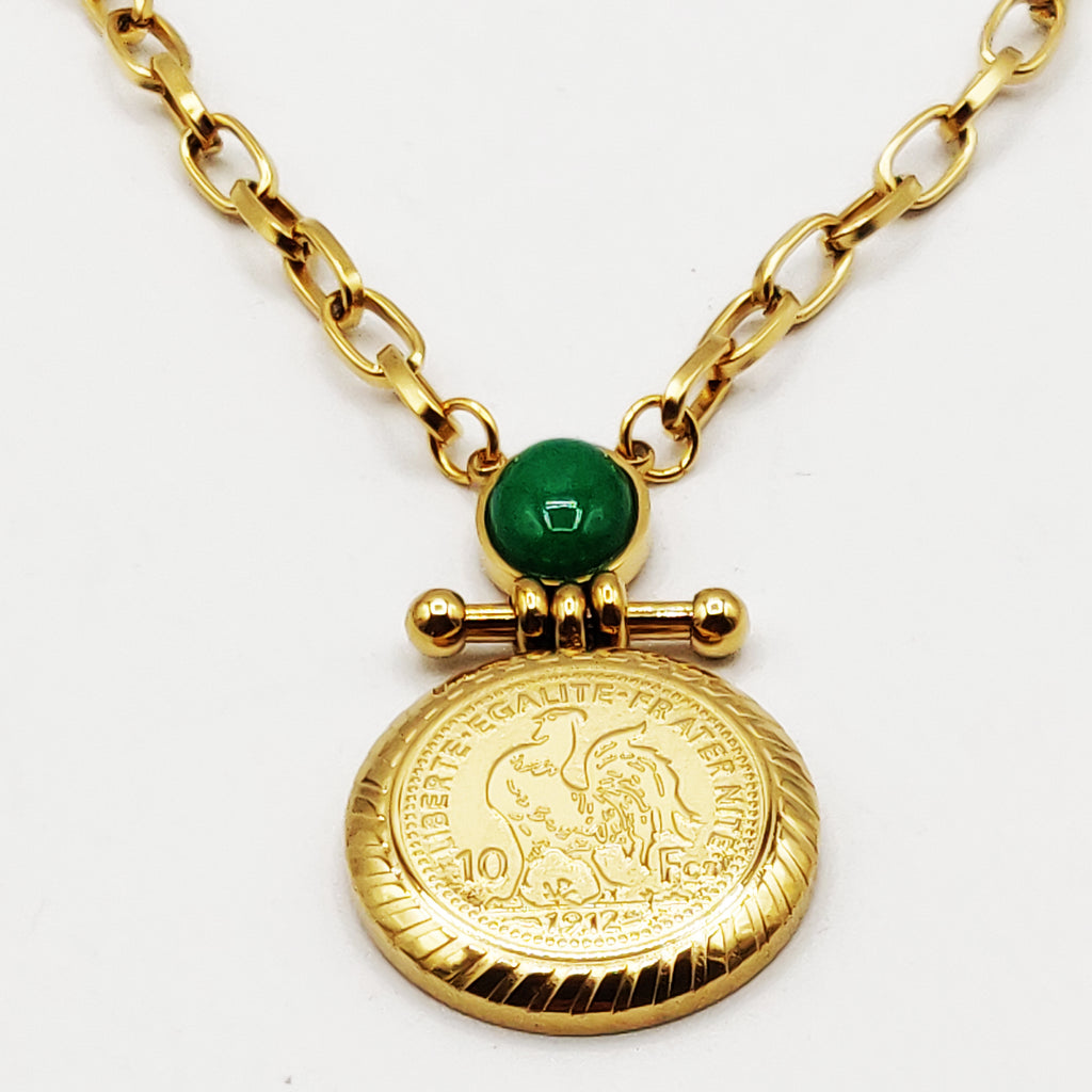 Collier Chaîne Perle d'imitation Verte et Pendentif Louise Coq Luxe