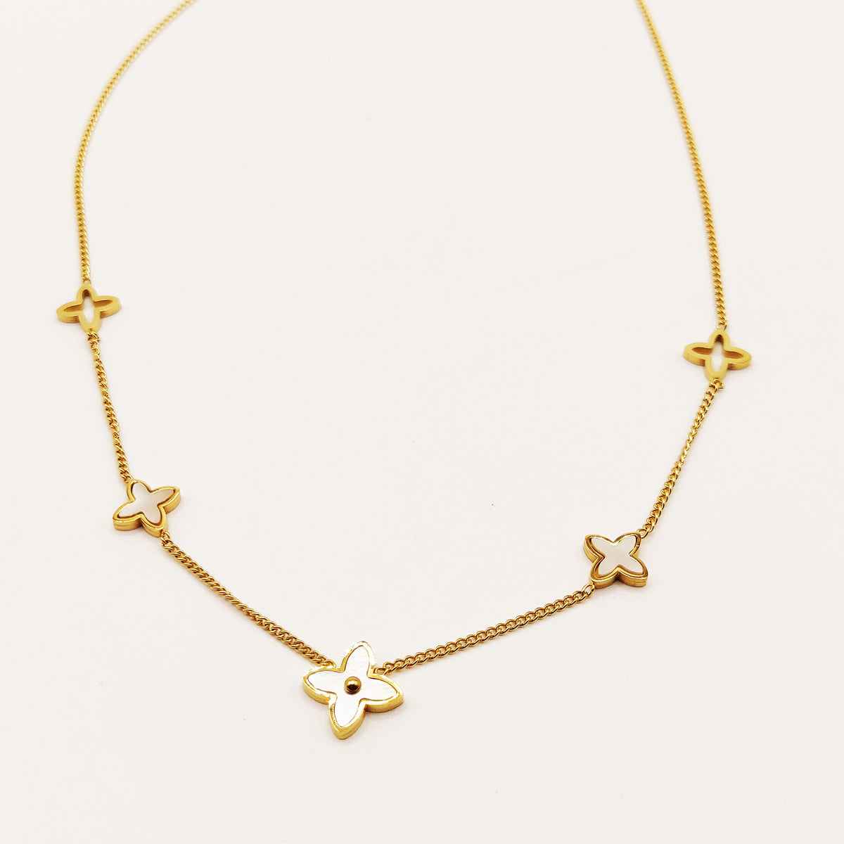 Collier Étoiles Trèfles Blancs Nacrés Luxe