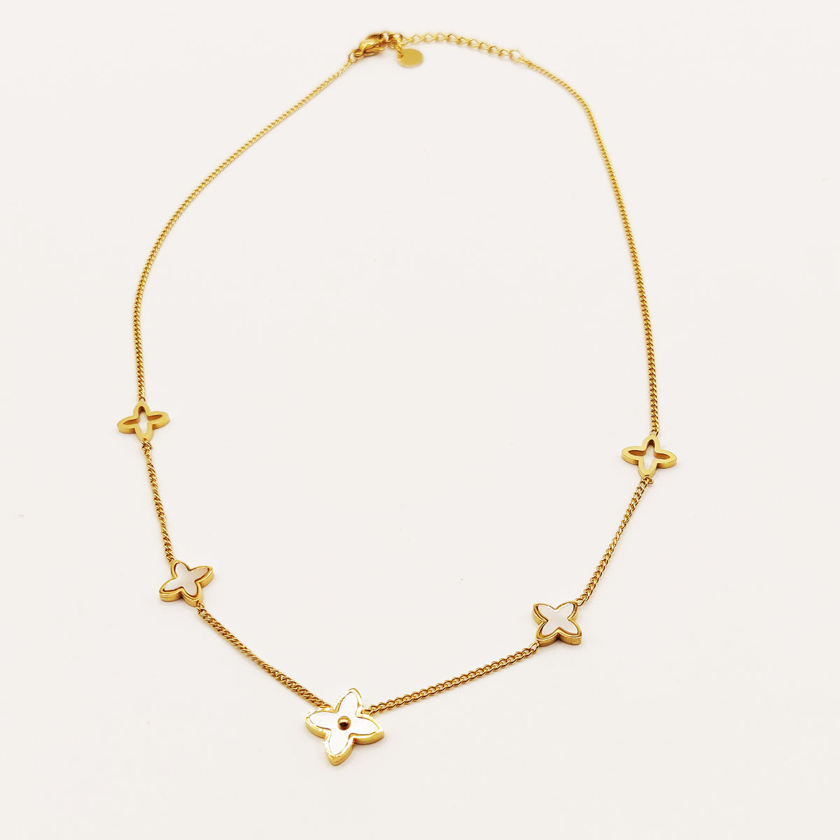 Collier Étoiles Trèfles Blancs Nacrés Luxe