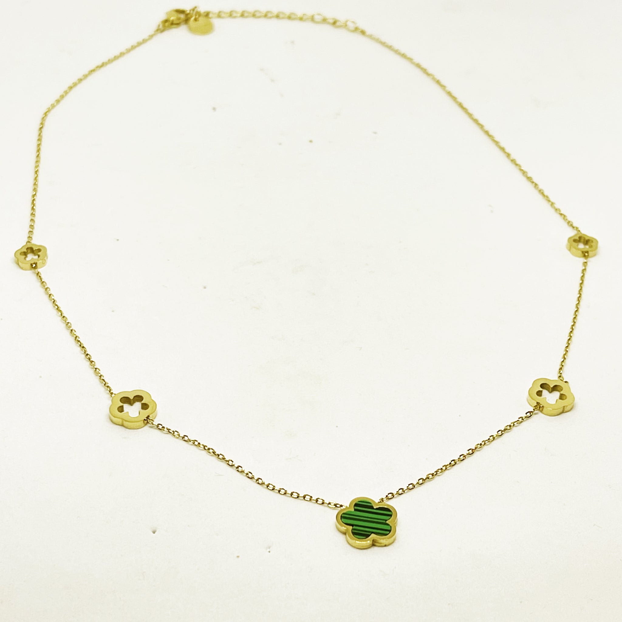 Collier Multi Marguerites Creuses et 1 Verte