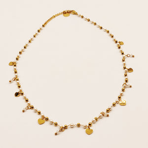 Collier Multi Perles Blanches et Dorées et Coeurs