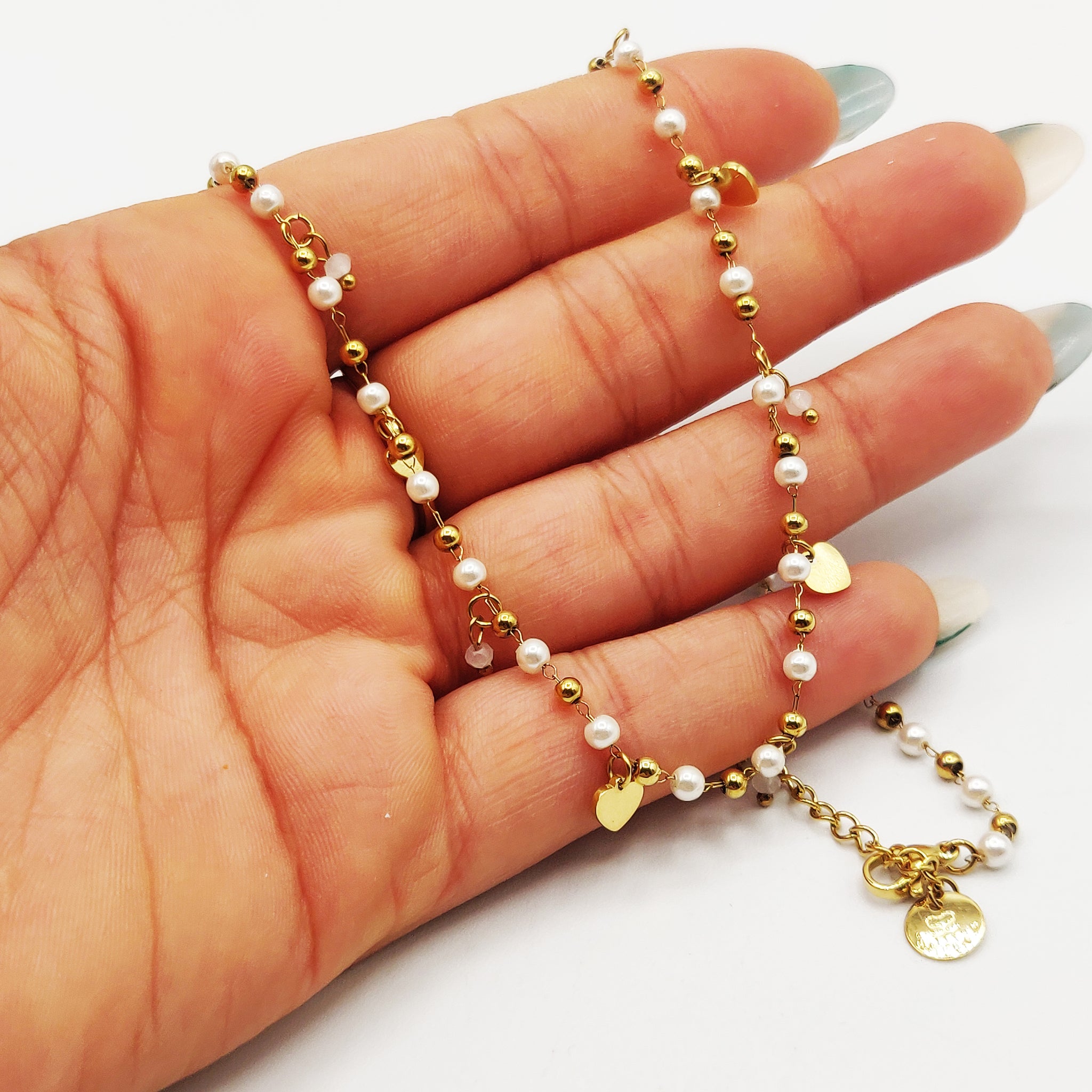 Collier Multi Perles Blanches et Dorées et Coeurs