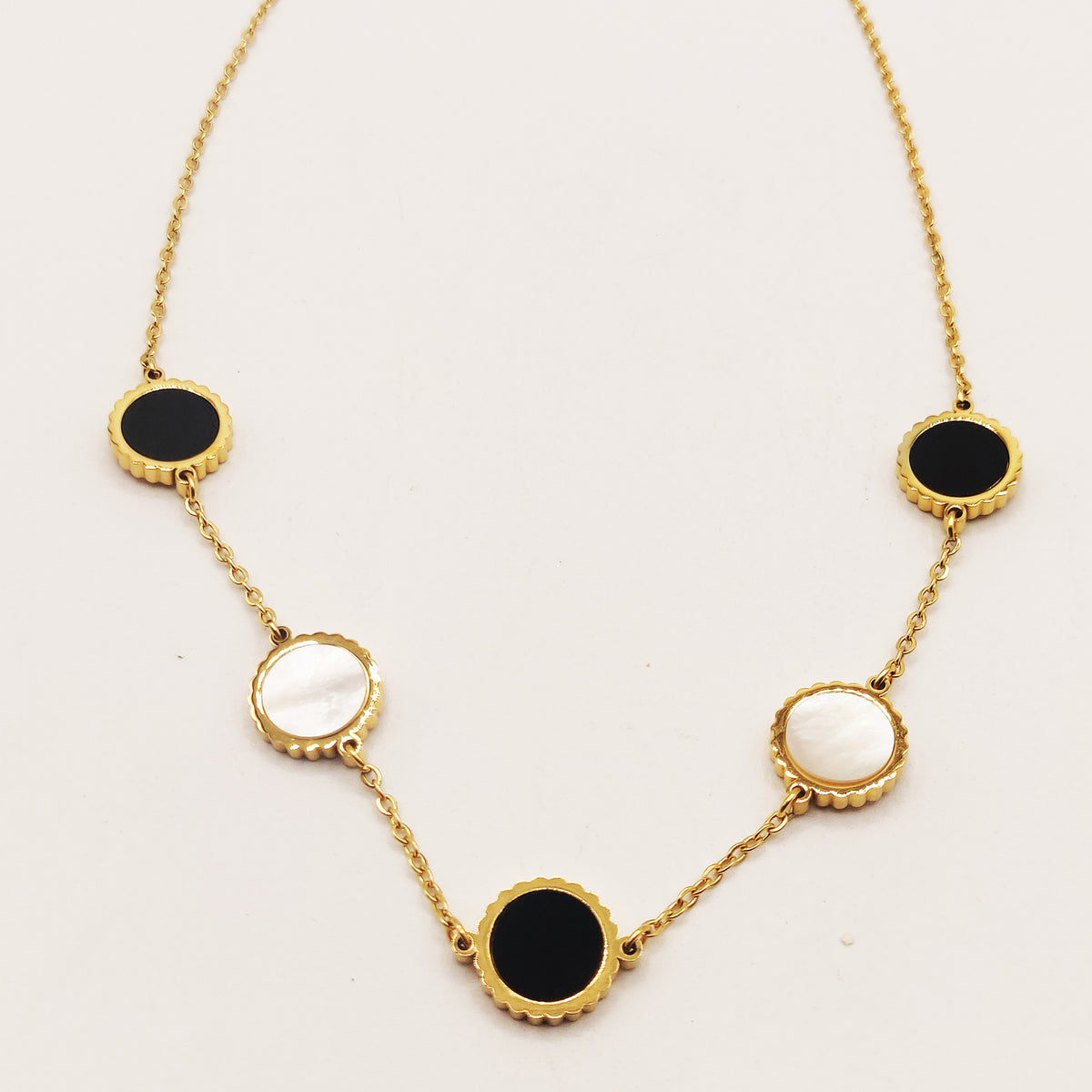 Collier Multi Soleils Noirs et Blancs Nacrés