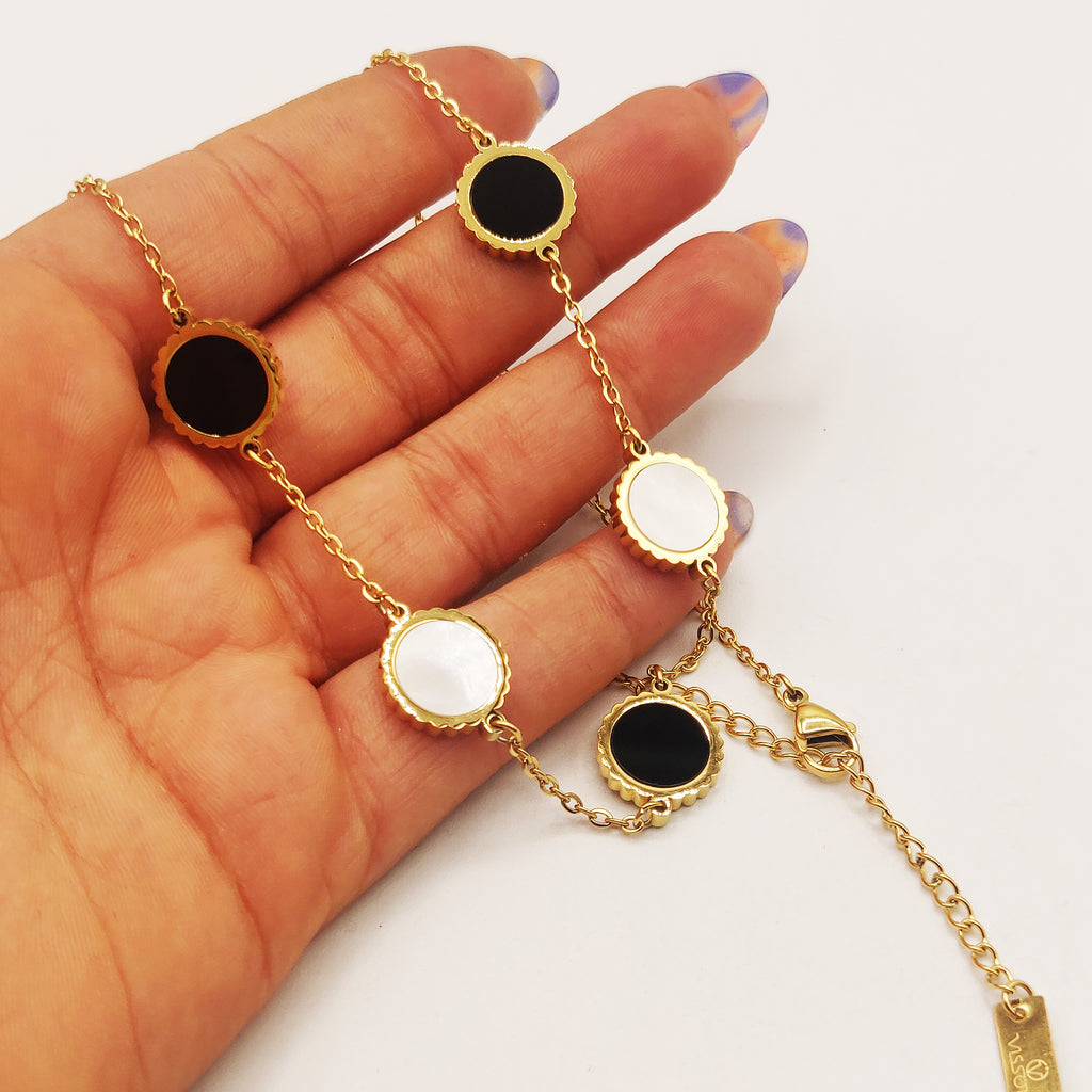 Collier Multi Soleils Noirs et Blancs Nacrés