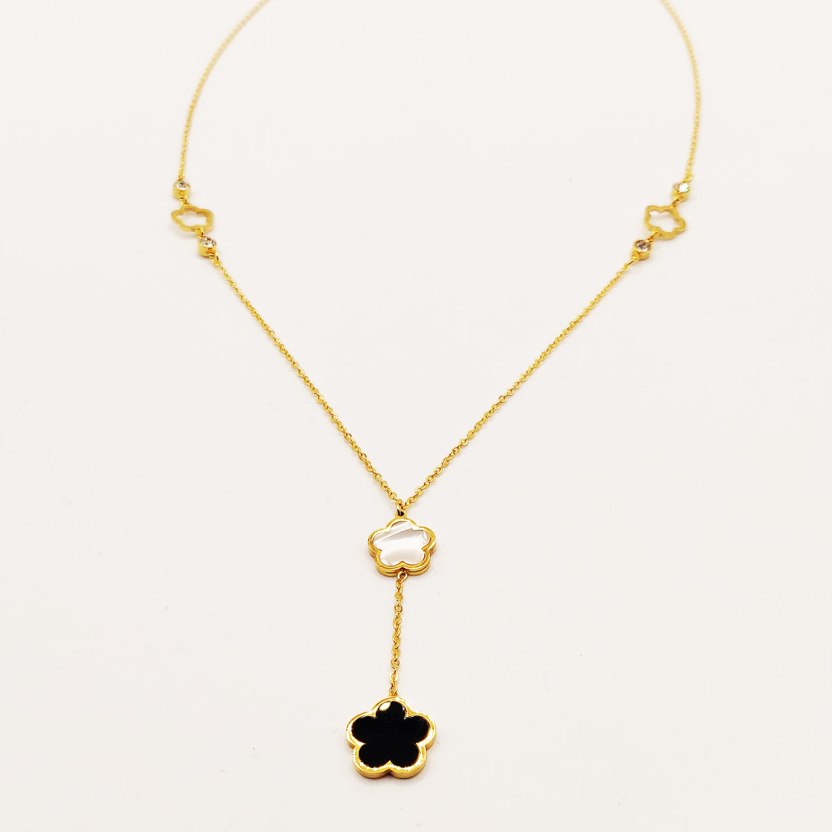 Collier Pendentifs Marguerites Noire et Blanche Nacrée