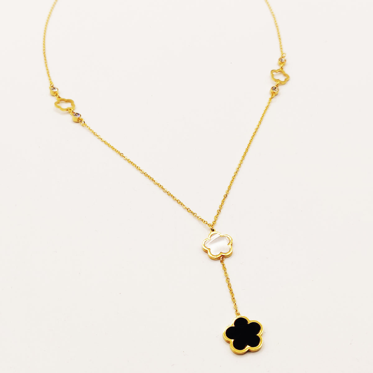 Collier Pendentifs Marguerites Noire et Blanche Nacrée