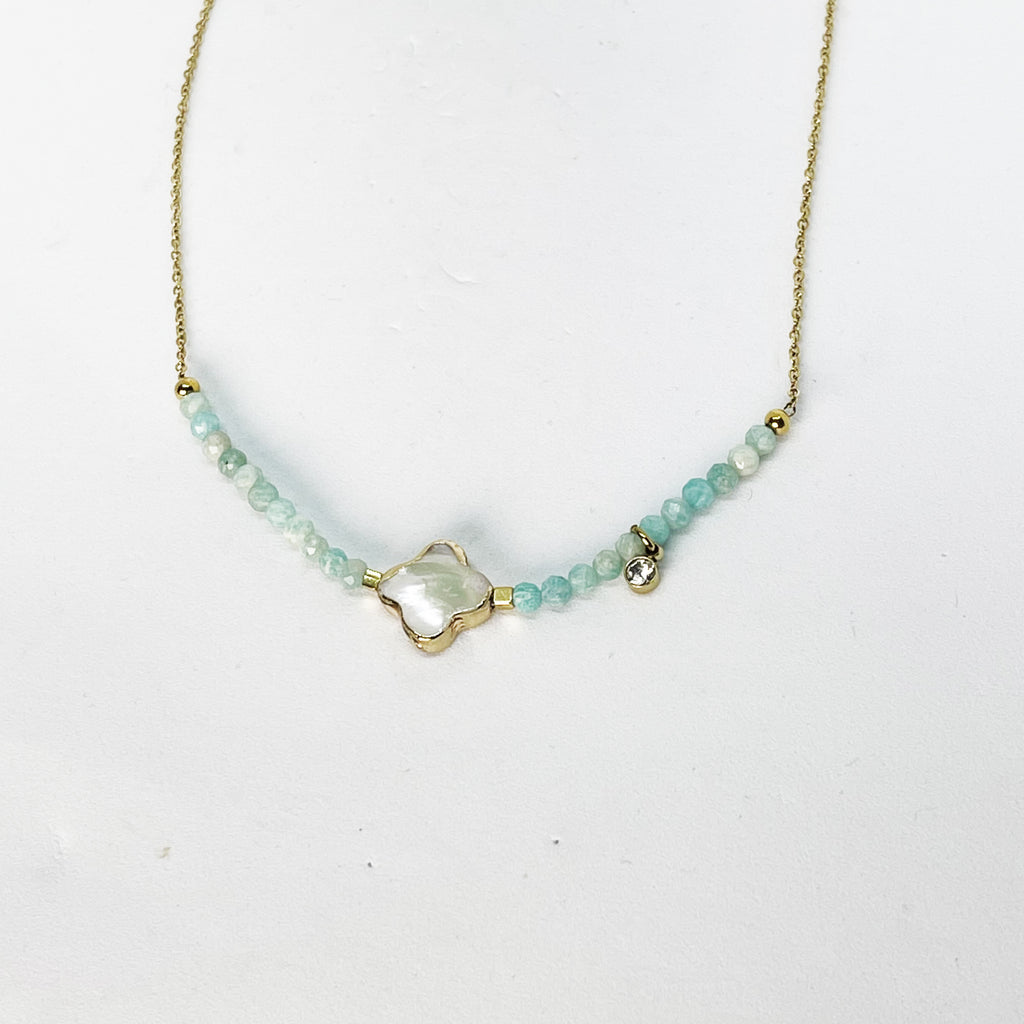 Collier Perles Bleues et Trèfle Blanc