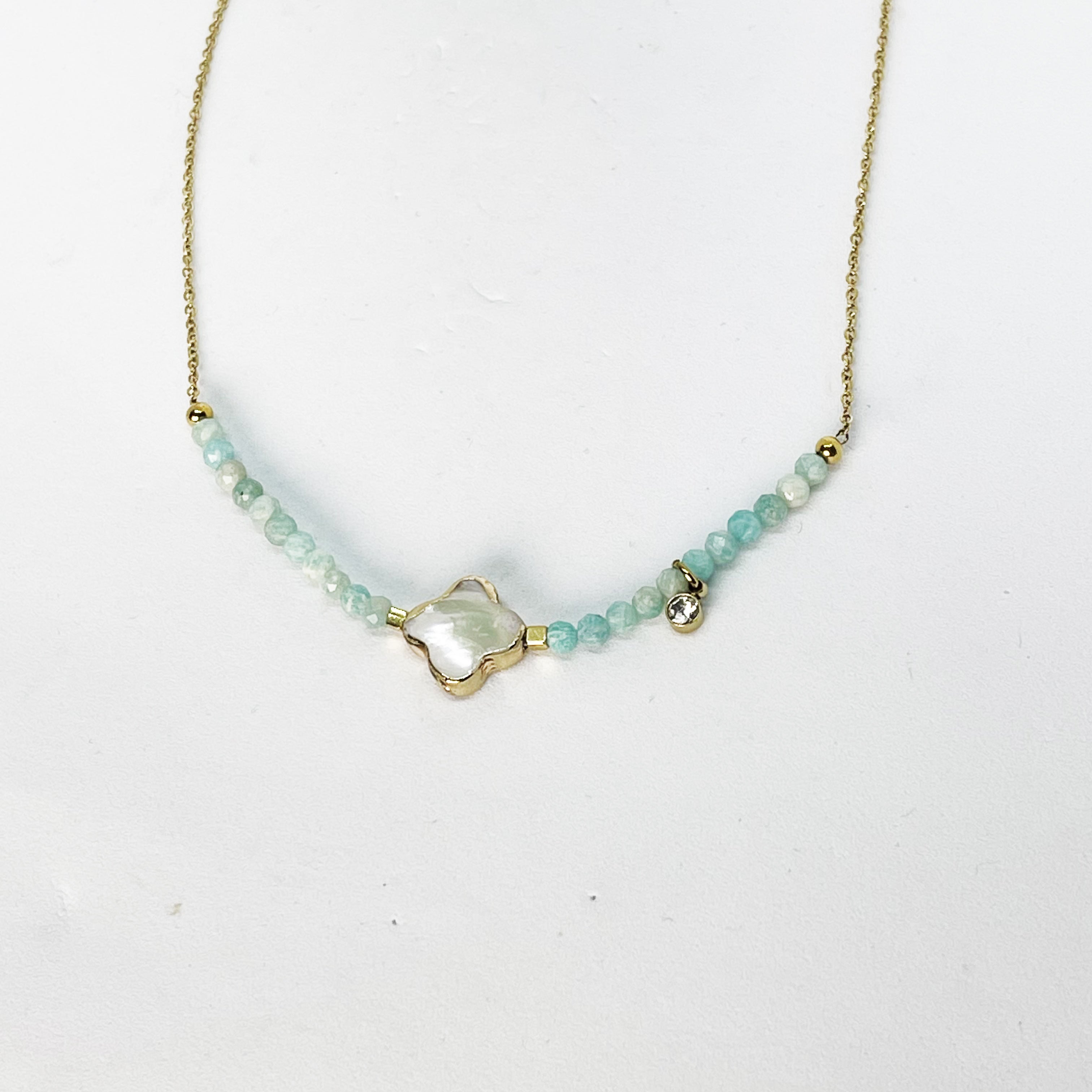 Collier Perles Bleues et Trèfle Blanc