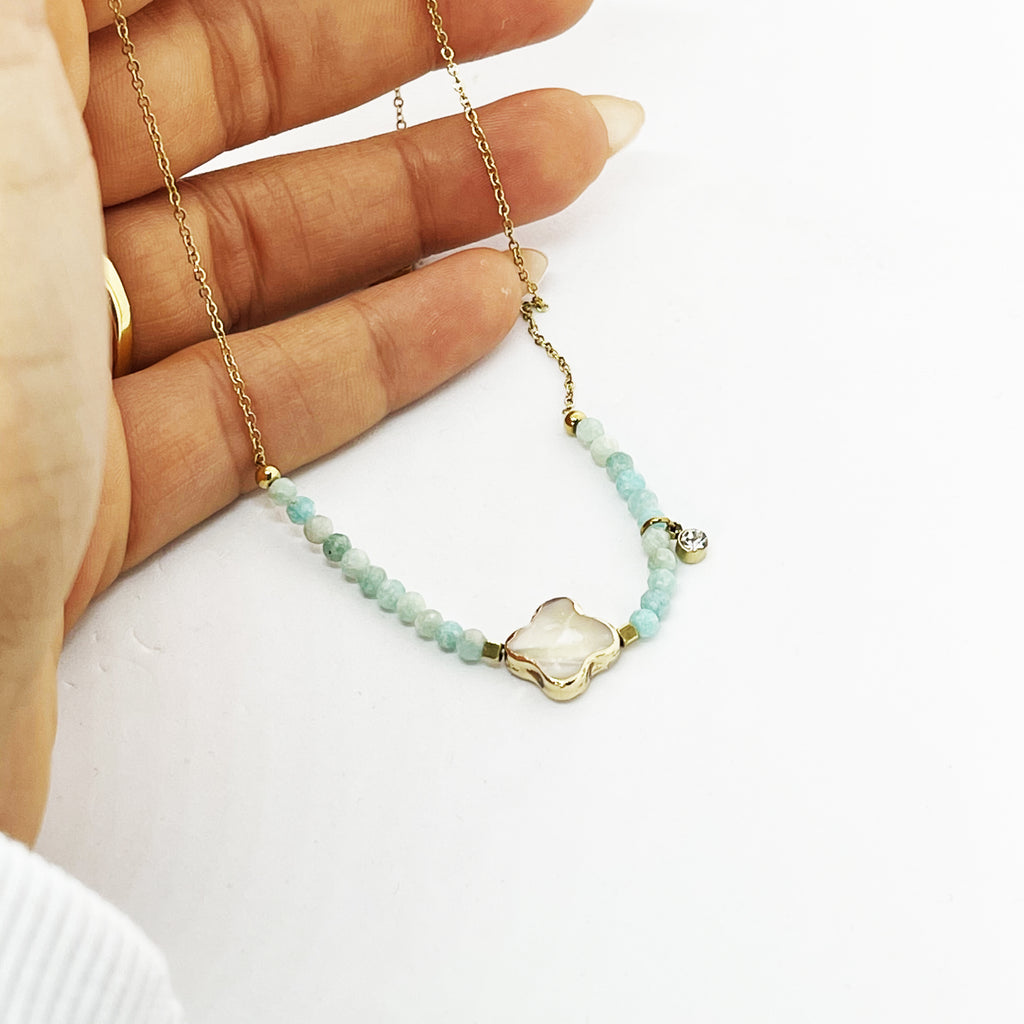 Collier Perles Bleues et Trèfle Blanc