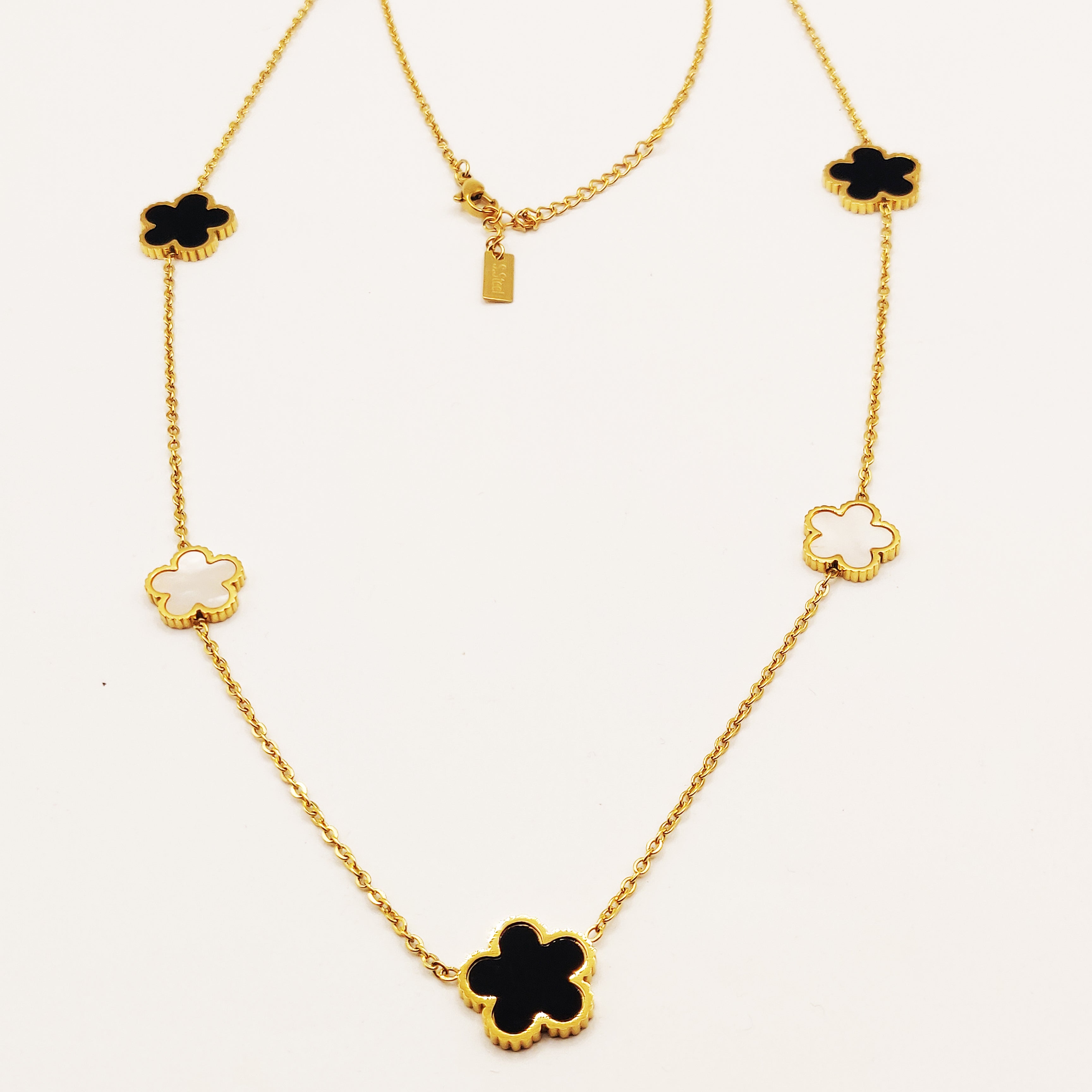 Collier Sautoir Marguerites Noires et Blanches Nacrées
