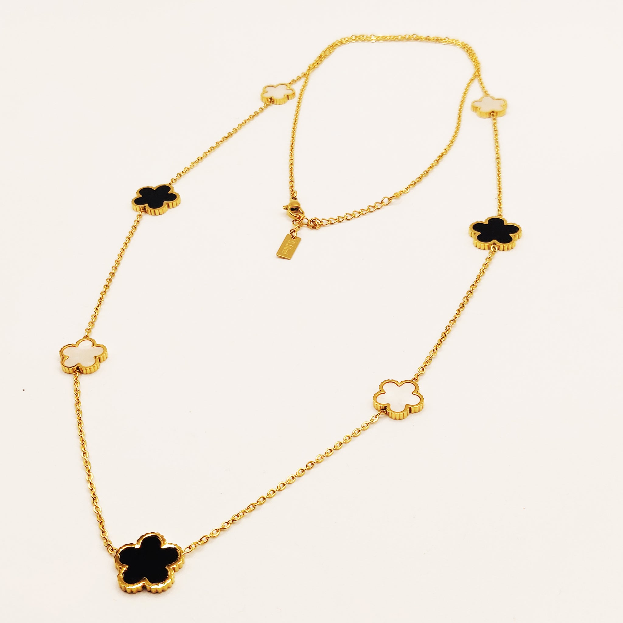 Collier Sautoir Marguerites Noires et Blanches Nacrées