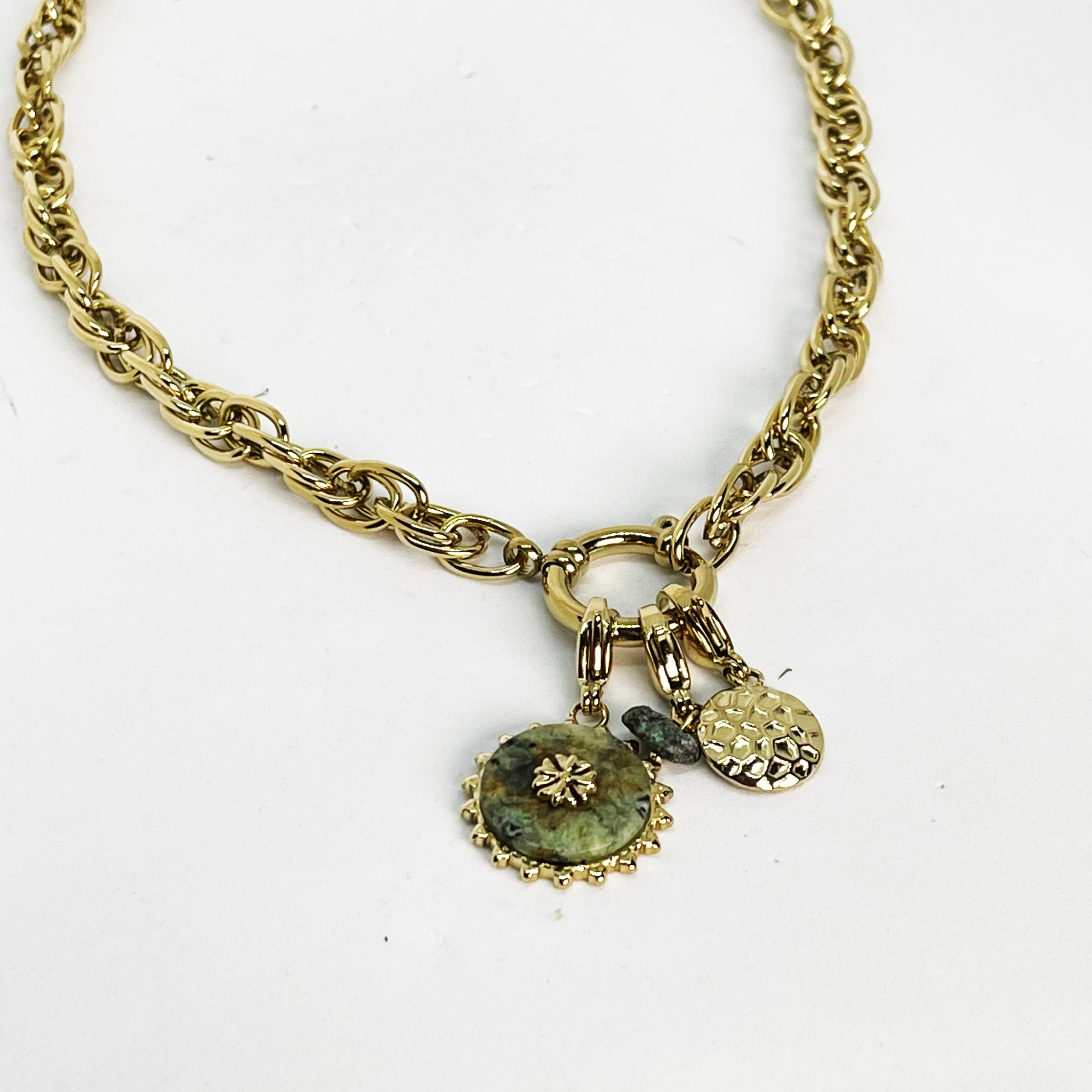 Collier Torsade 3 Pendentifs Soleil Vert