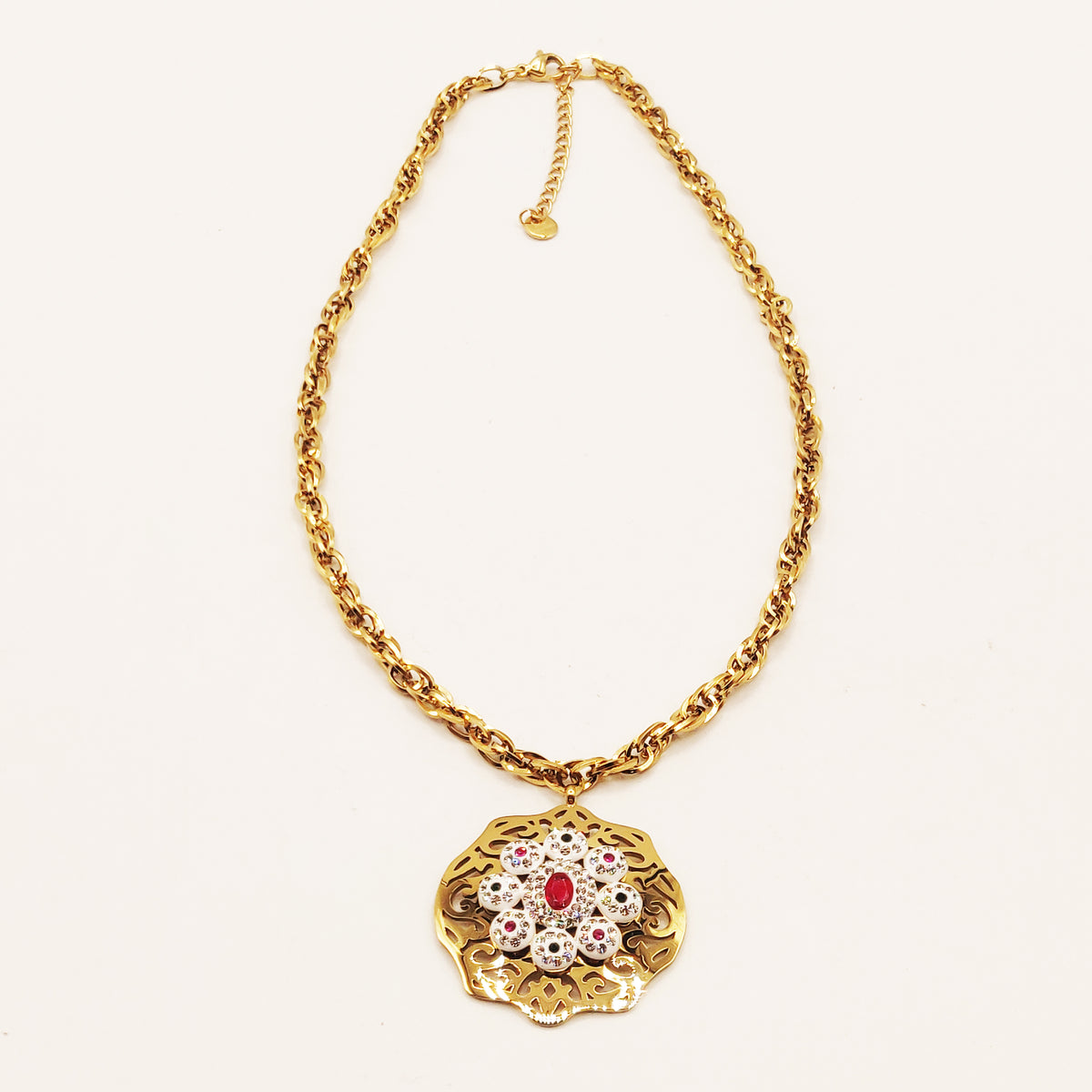 Collier Torsade Motif Oriental Cristaux Rouges et Verts Luxe
