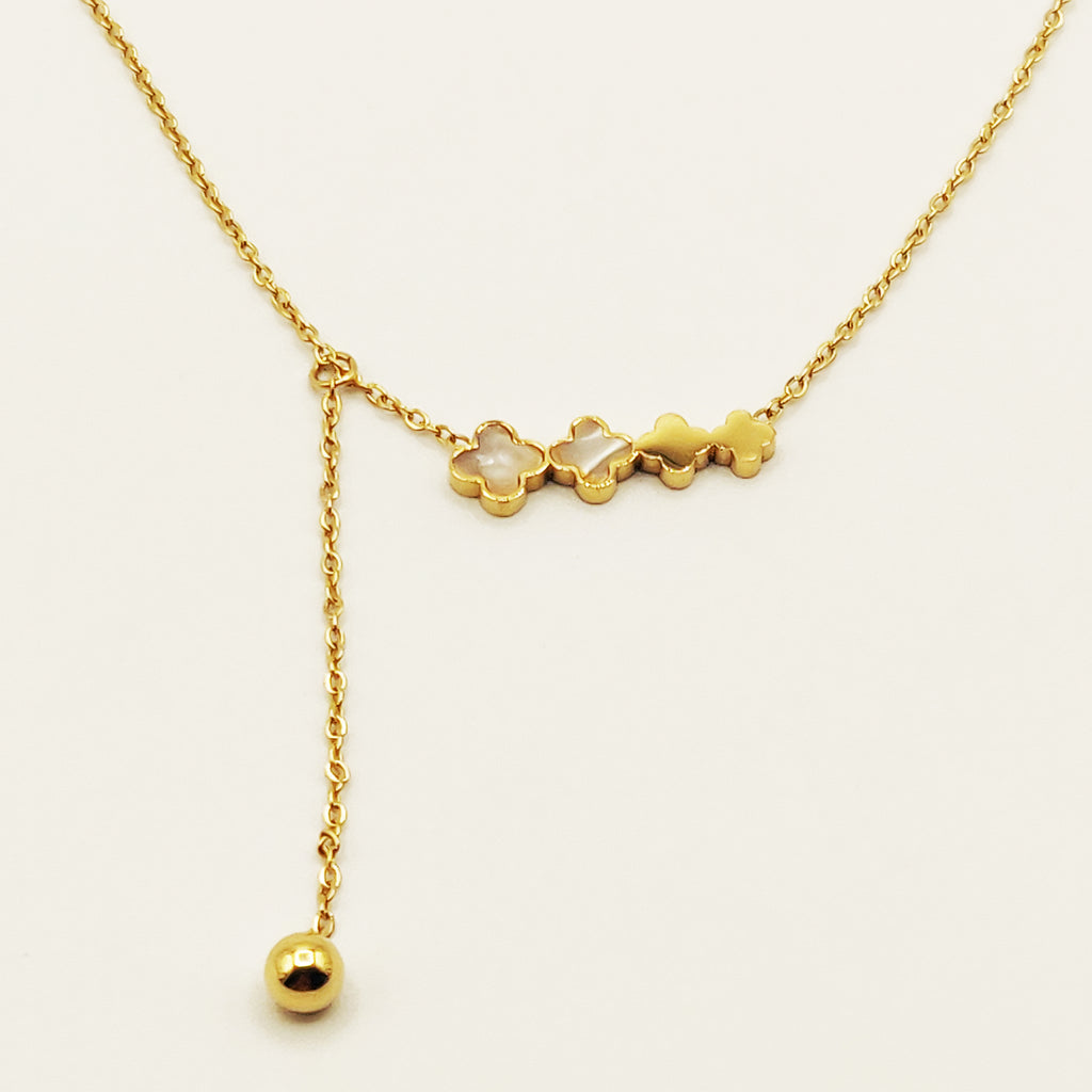 Collier Trèfles Blancs Nacrés et Perle Dorée