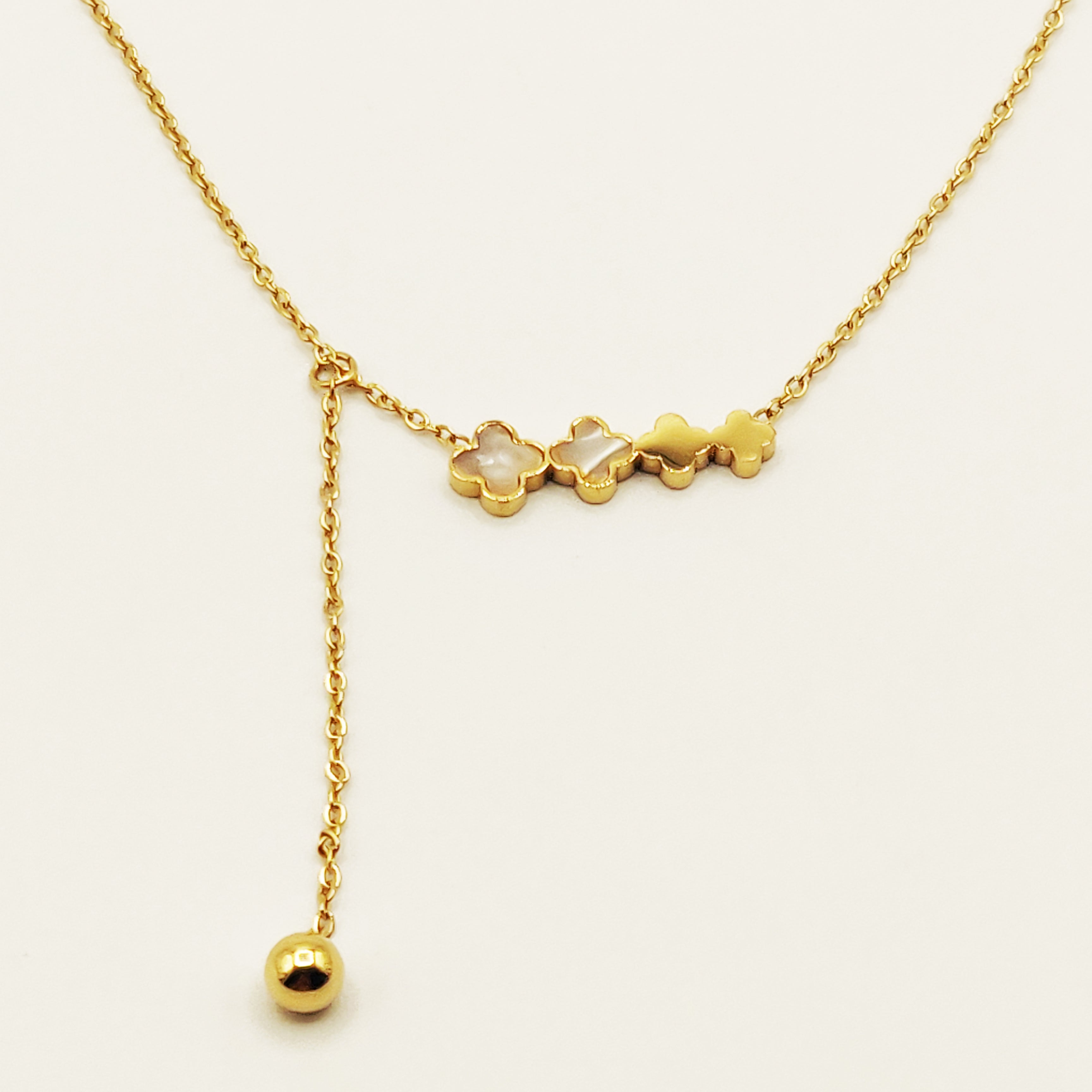 Collier Trèfles Blancs Nacrés et Perle Dorée