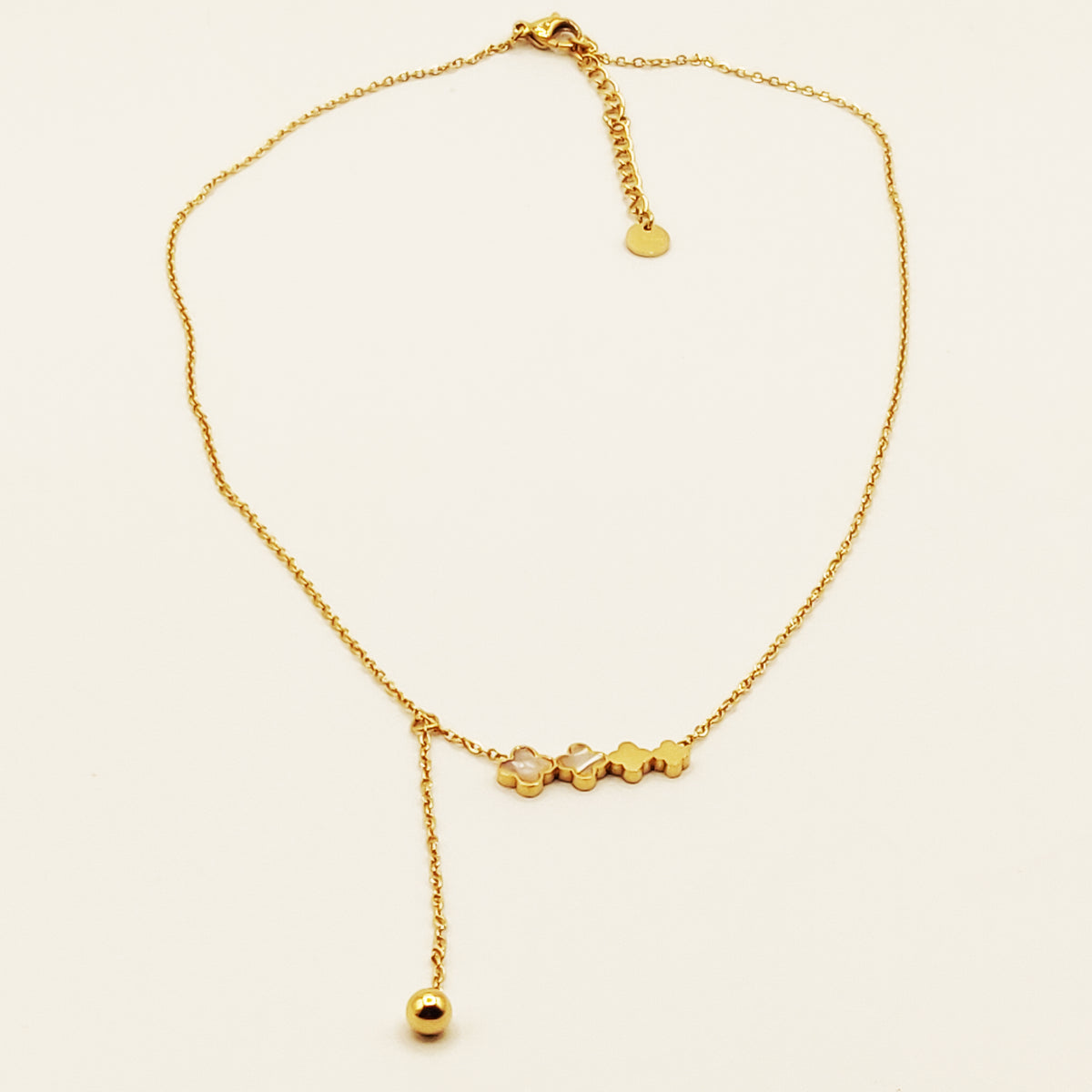 Collier Trèfles Blancs Nacrés et Perle Dorée
