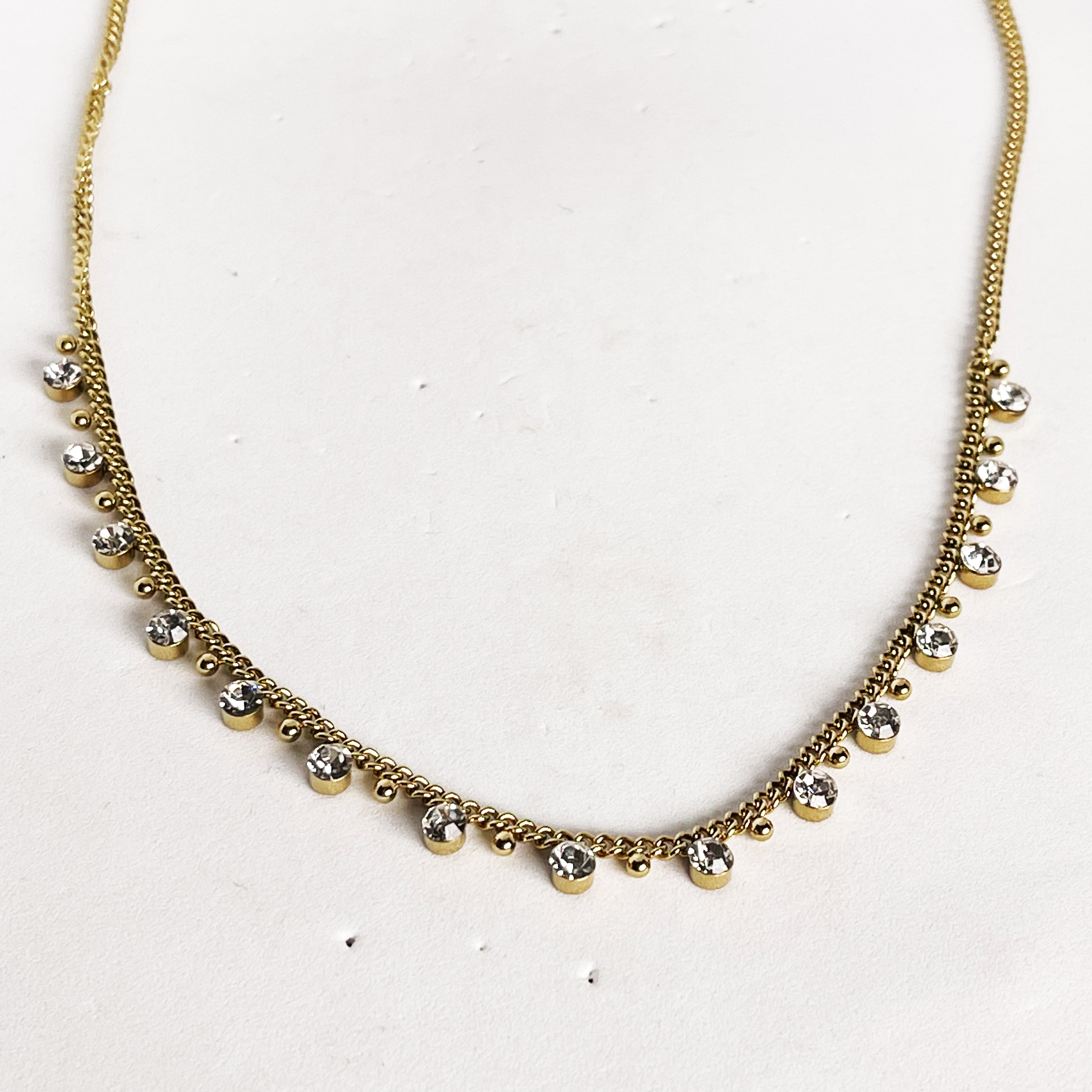Collier Tresse Multi Cristaux et Perles Dorées