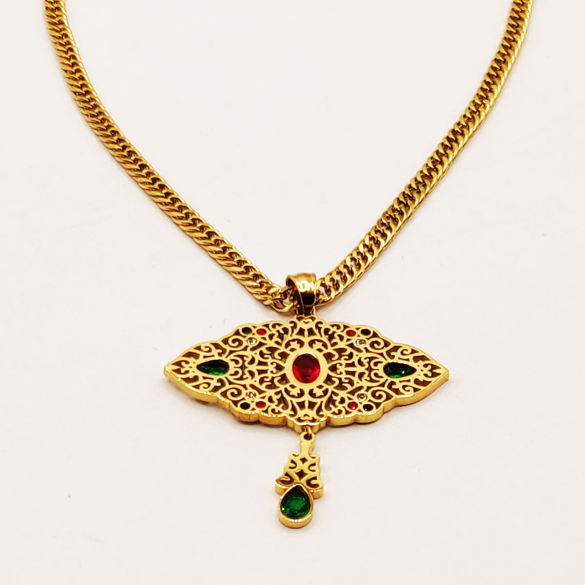 Collier Tresse Pendentif Ovale Oriental Cristaux Verts et Rouges Luxe