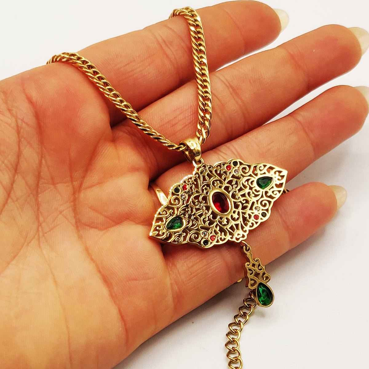 Collier Tresse Pendentif Ovale Oriental Cristaux Verts et Rouges Luxe
