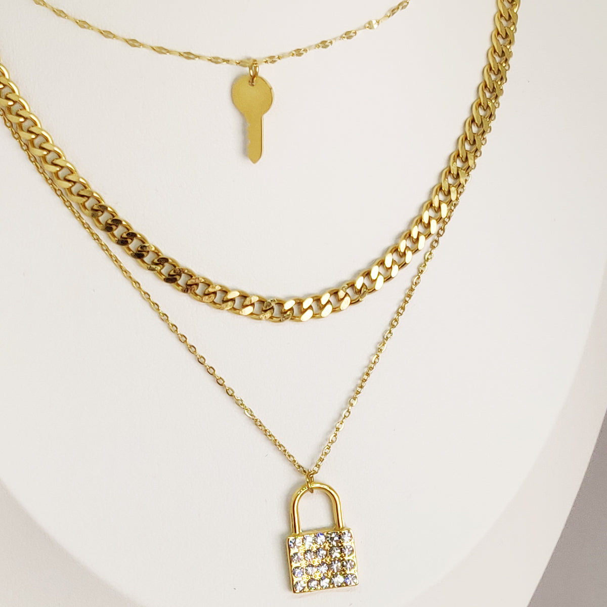 Collier Triple Cadenas et Clé
