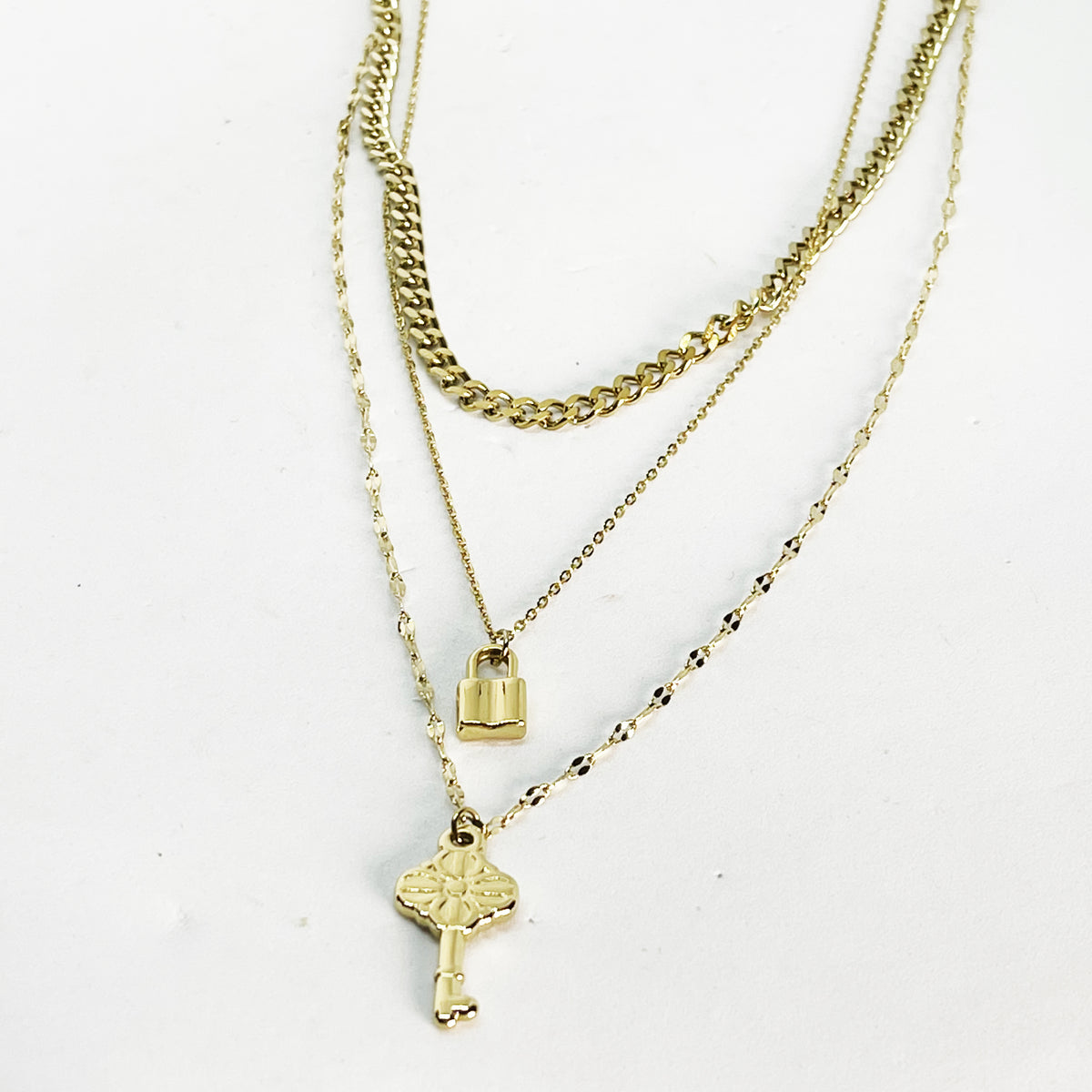 Collier Triple Cadenas et Clé Simple