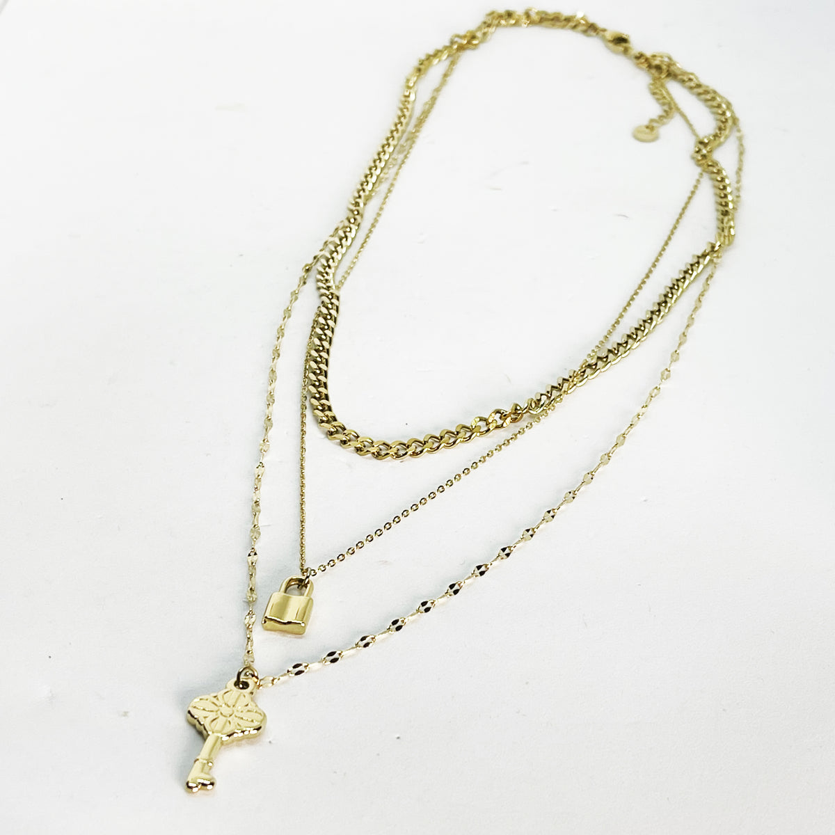 Collier Triple Cadenas et Clé Simple